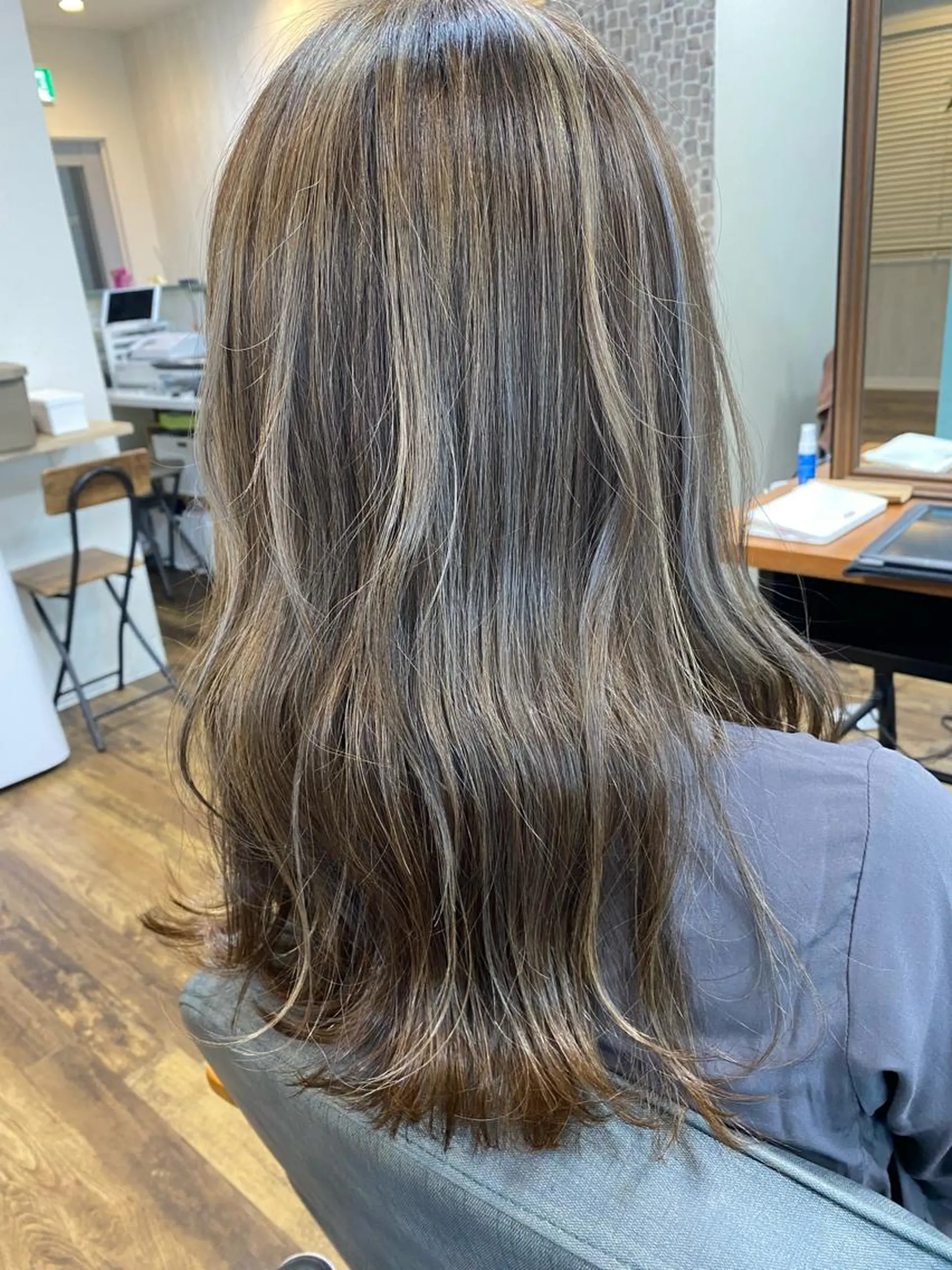 ミディアム カラー ハイライトカラー ハイライト ヘアカラー トリートメント TELA HAIR 副代表🍃笹岡航太のヘアスタイル