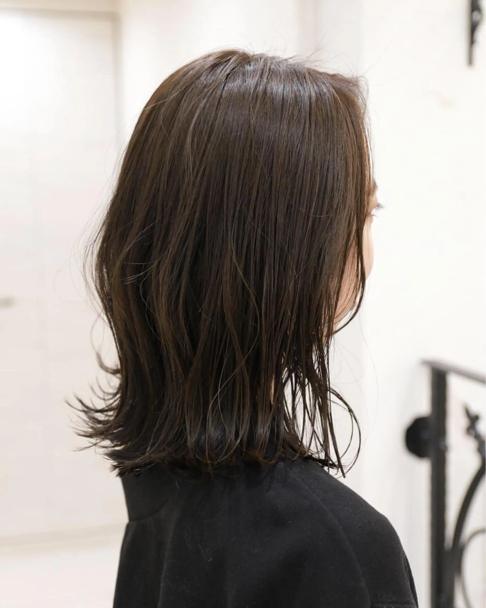 セミロング カラー ブルーカラー ブルージュ 斉藤 貴也のヘアスタイル