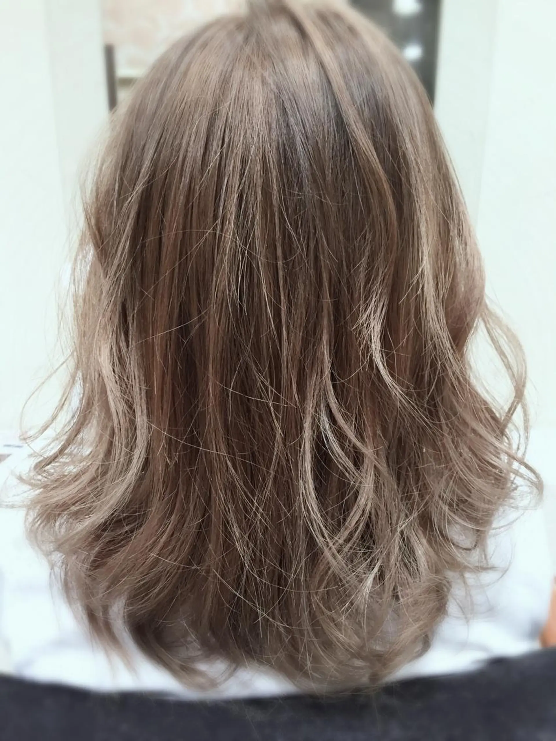 セミロング カラー ベージュカラー ハイトーンカラー 今里 弘樹のヘアスタイル