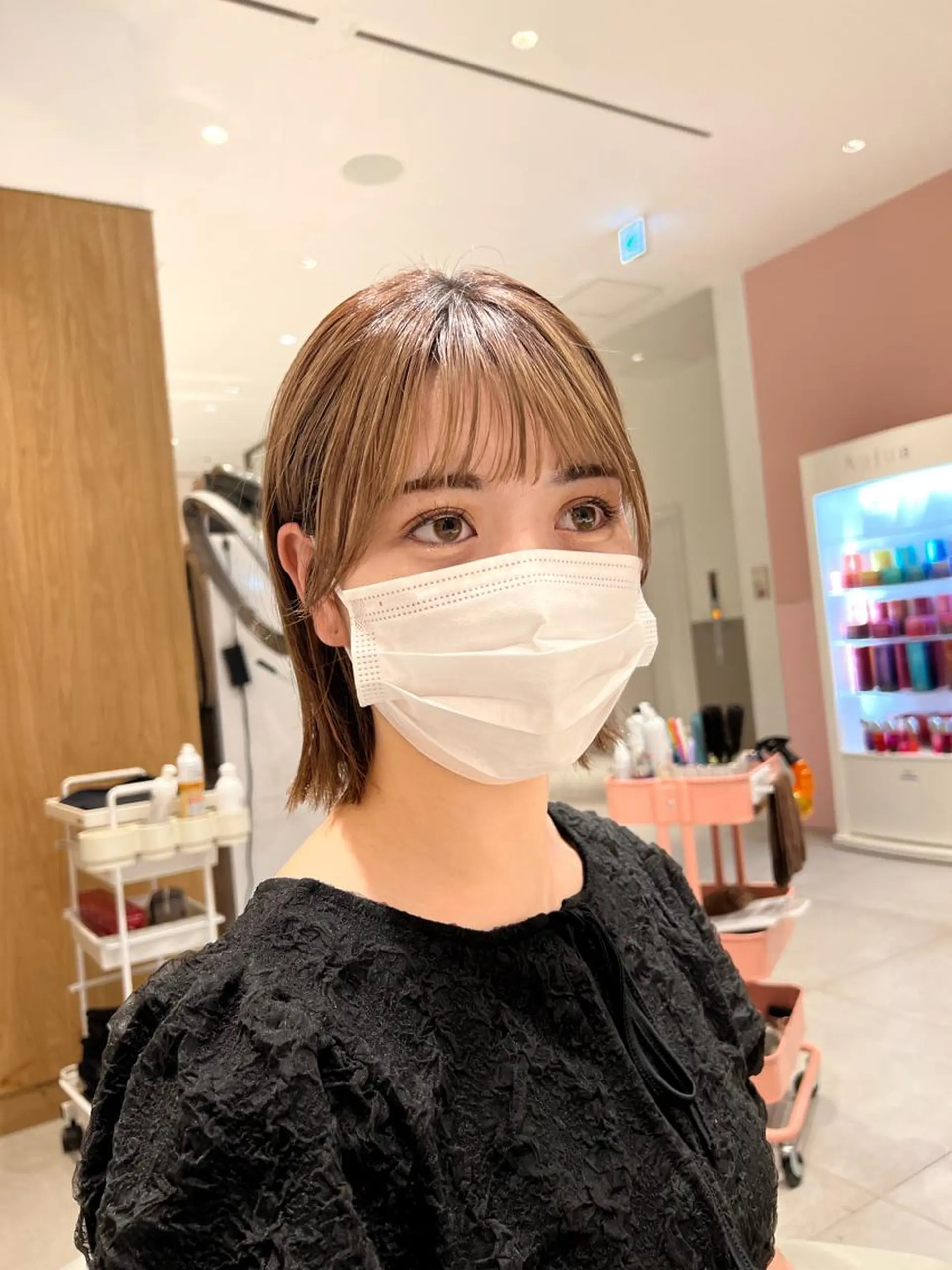 ショート カラー 切りっぱなしボブ 前下がりボブ ベージュカラー ブリーチ グレージュ カット ヘアカラー トリートメント ニュアンスレイヤー ハイトーンカラーのヘアスタイル