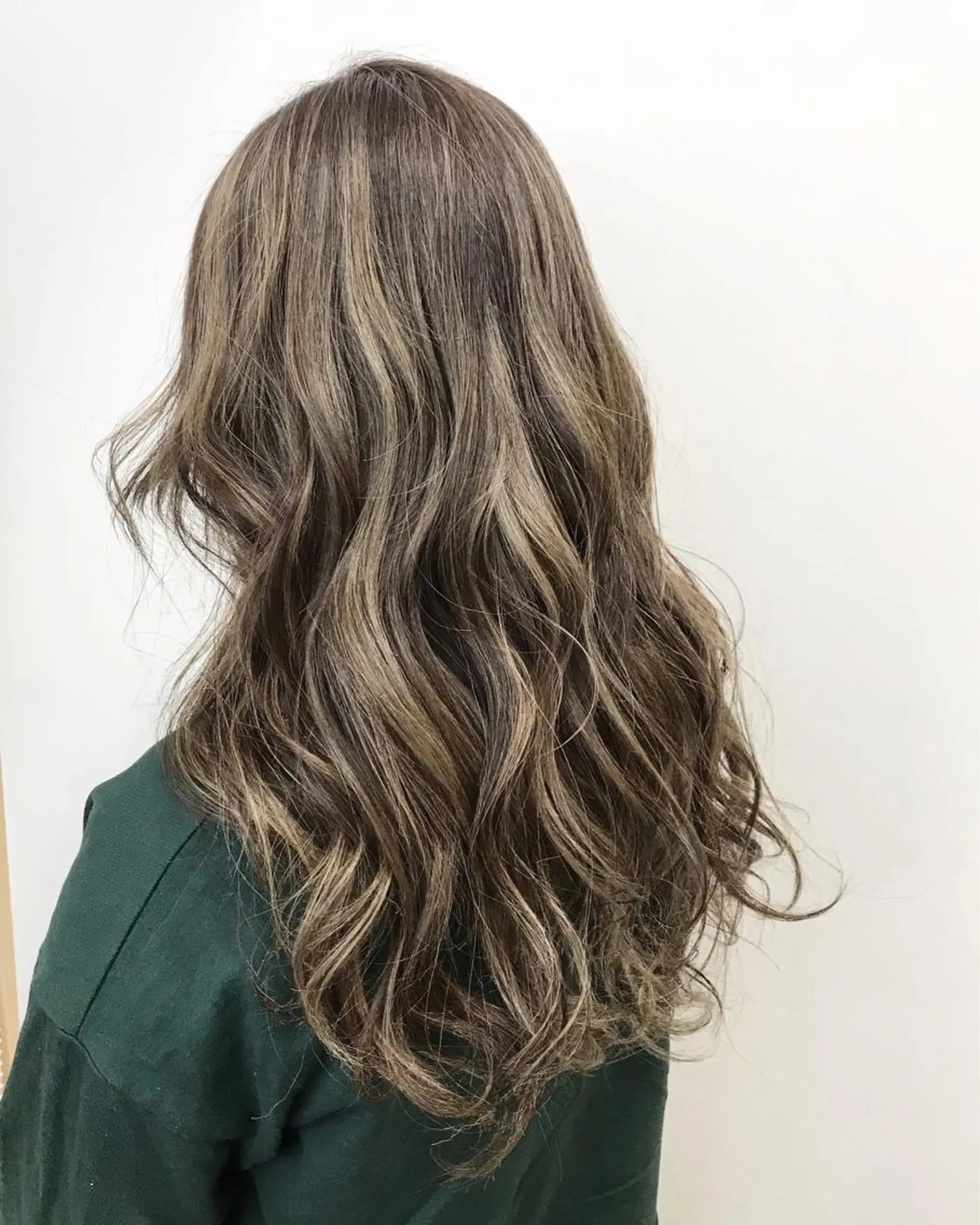 ロング ハルカ/透け感カラー /顔周りレイヤーのヘアスタイル