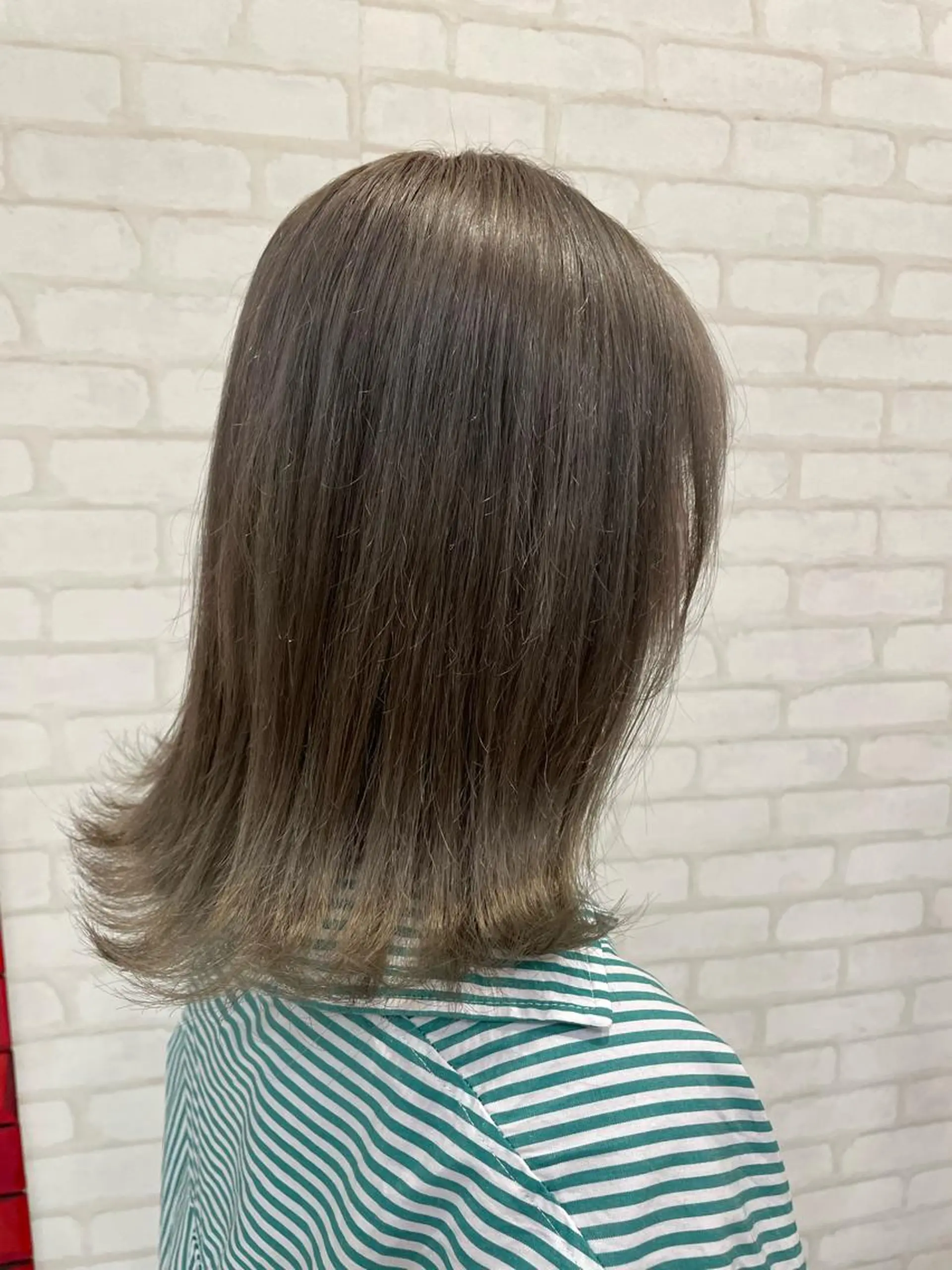 ミディアム カラー シルバー 外ハネヘア 飯塚 愛美のヘアスタイル