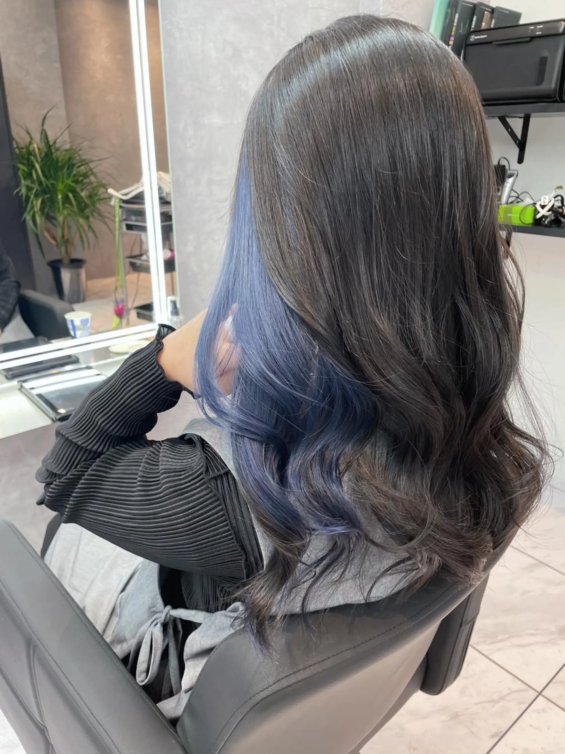 ロング カラー アッシュ アッシュグレー ブルーカラー イヤリングカラー ネイビーカラー _WHITE 天神店 YUMEKA🐻のヘアスタイル