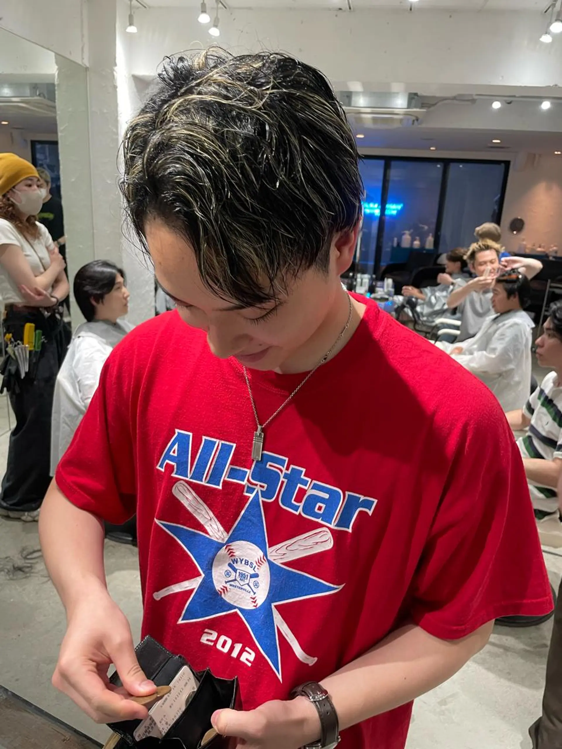 ショート メンズ メンズバレイヤージュ メンズブリーチ センターパート フェードカット メンズハイライト ヘアカラー トリートメント スパイラルパーマ 🌐hina⭐️のヘアスタイル