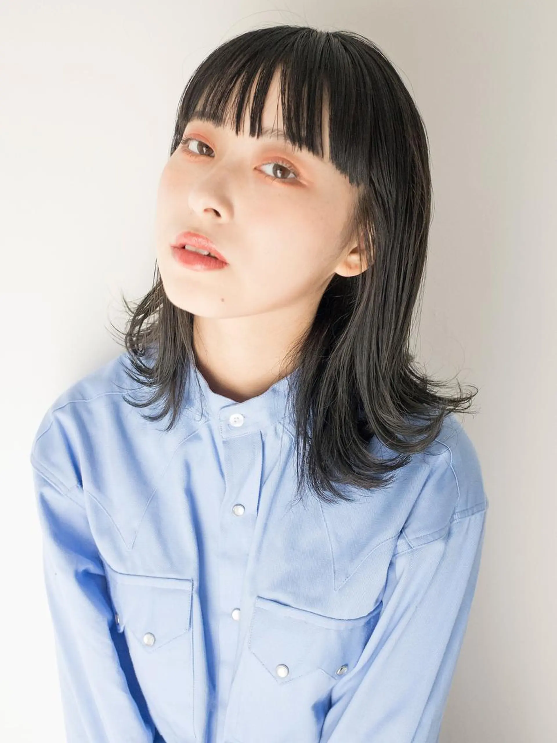 ミディアム アッシュ ボブ くせ毛 斜めバング 伸ばしかけ pole/apartment所属・💓パーマ，💗 レイヤーカットのヘアスタイル
