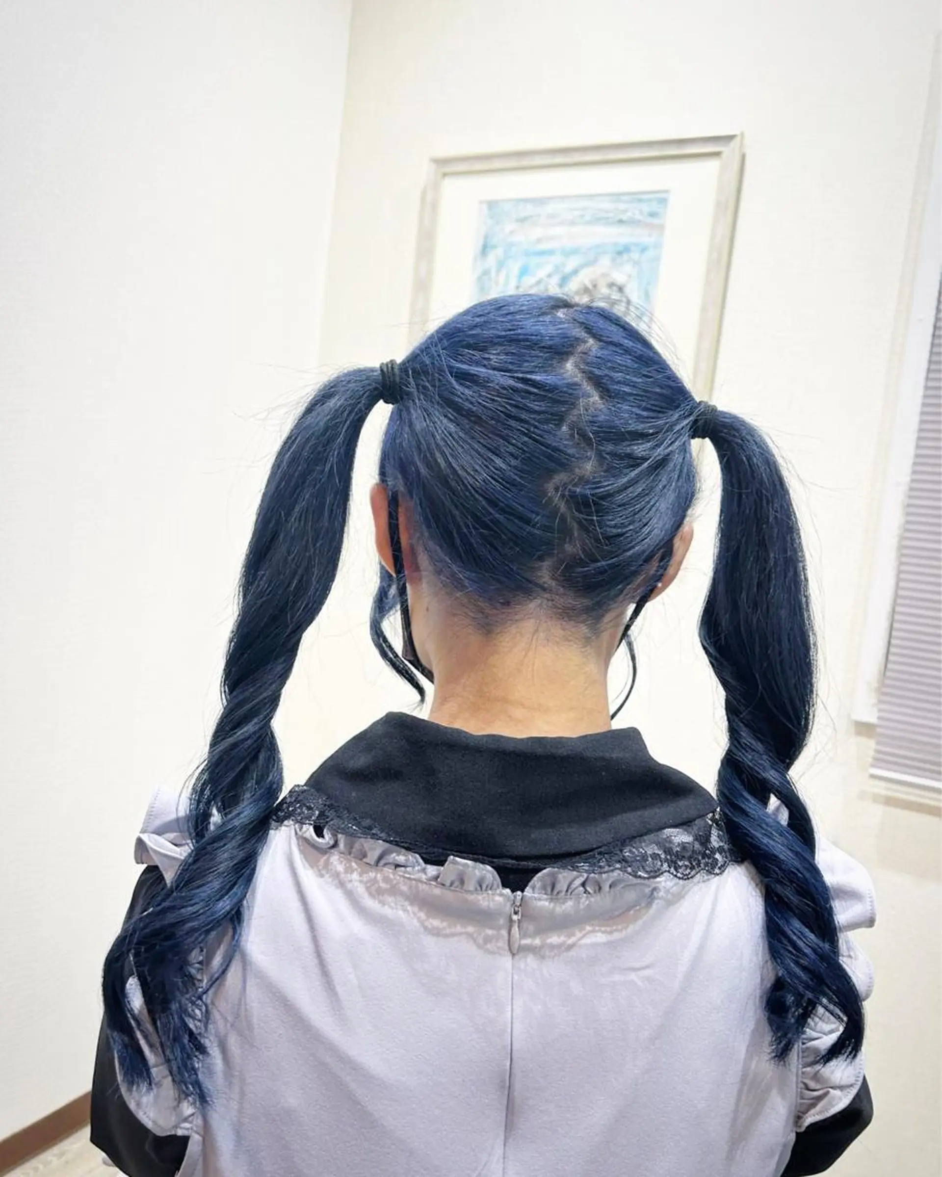 ロング カラー ブリーチ ブルーカラー カット ヘアカラー Morpho Hair Product所属・井上 花音のヘアスタイル