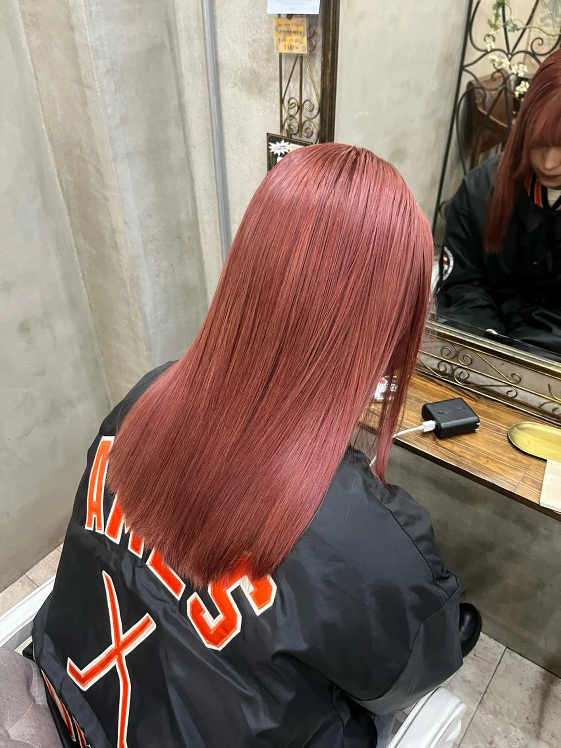 セミロング カラー ピンクカラー レッドカラー ヘアカラー トリートメント 艶髪/ハイトーン/ ヘアセット/モエノのヘアスタイル
