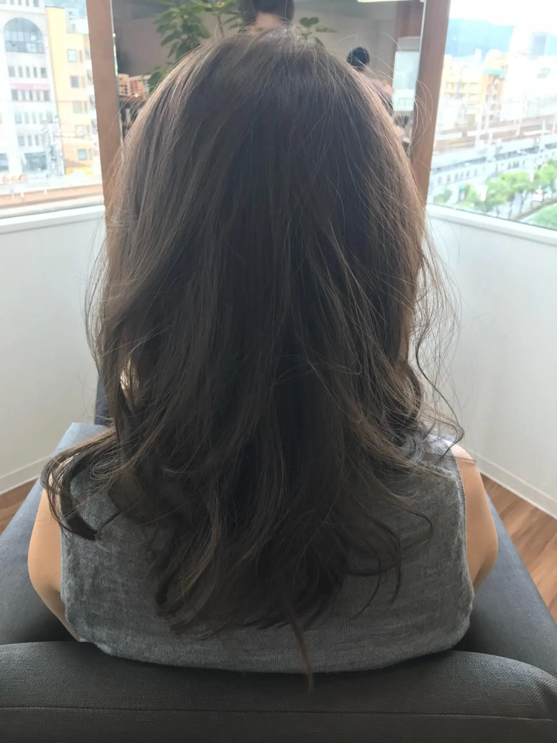 セミロング カラー ブルーカラー ブルージュ ヘアカラー トリートメント 松本 俊樹のヘアスタイル