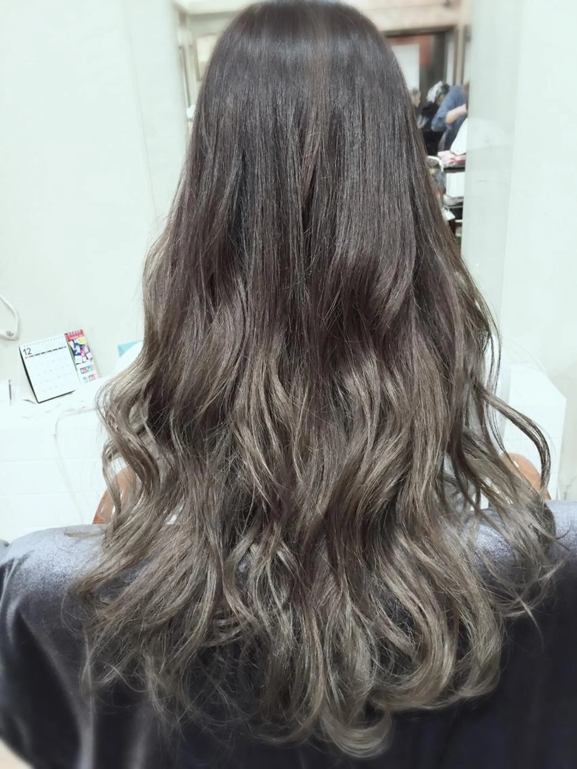 ロング カラー グラデーションカラー グレージュ 今里 弘樹のヘアスタイル