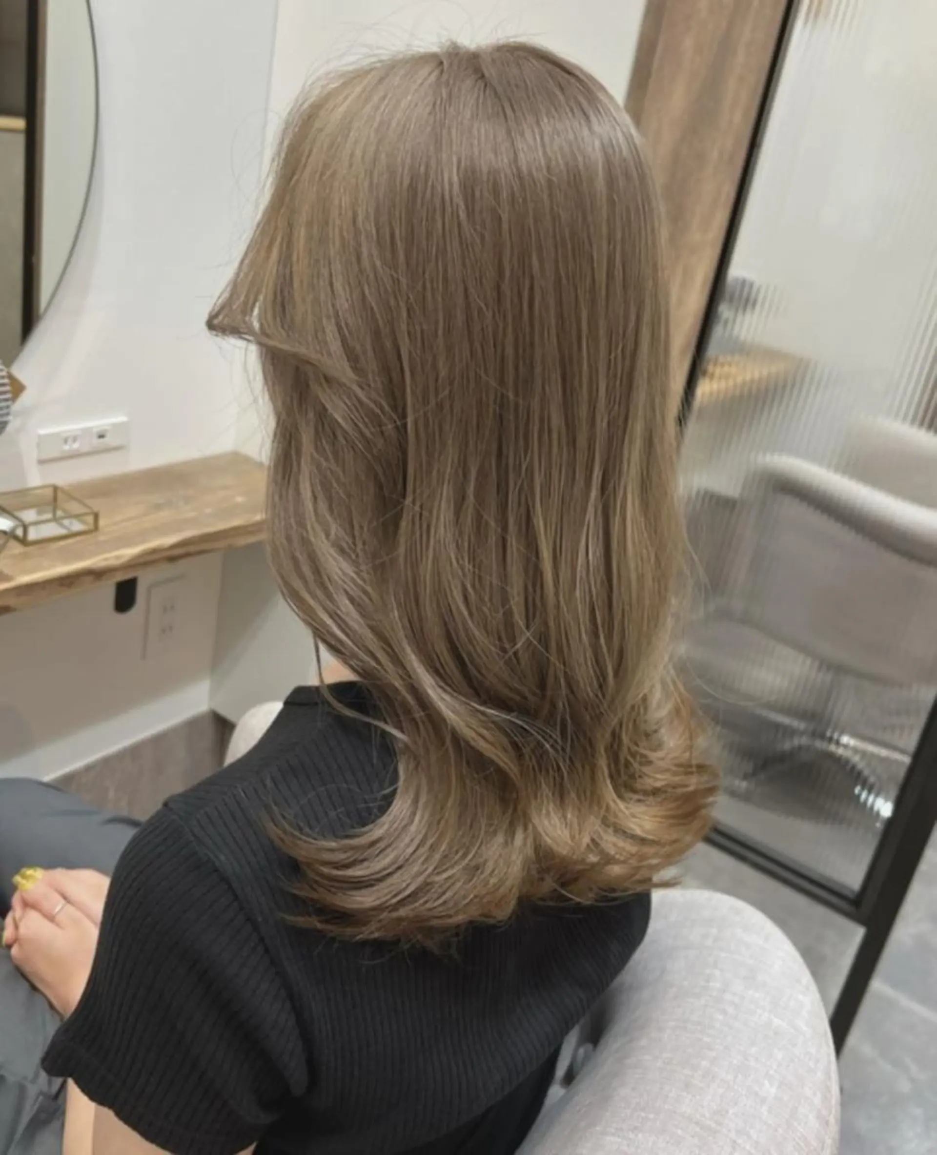 セミロング カラー ブリーチ グレージュ ミルクティーグレージュ Seina セイナのヘアスタイル