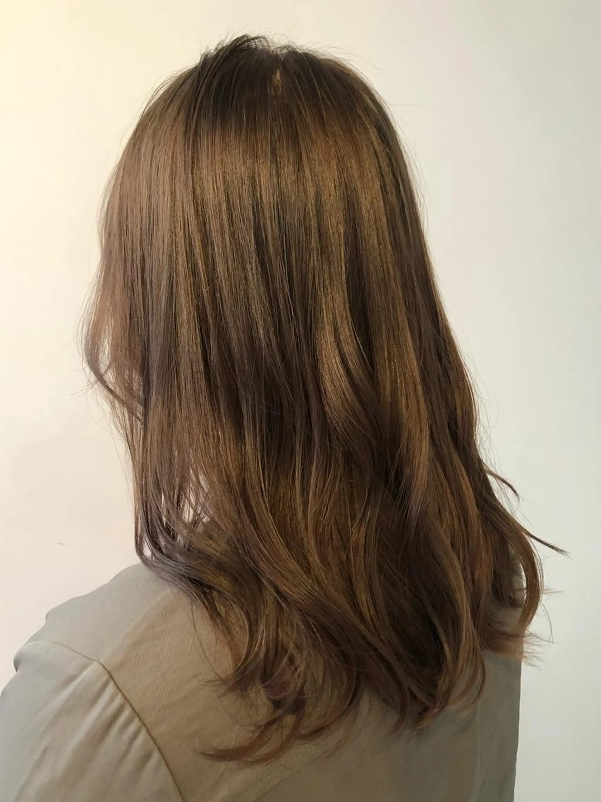 ロング カラー アッシュ ベージュカラー ブリーチ ダブルカラー オリーブアッシュ ヘアカラー トリートメント 🤍中野 レオ🤍のヘアスタイル