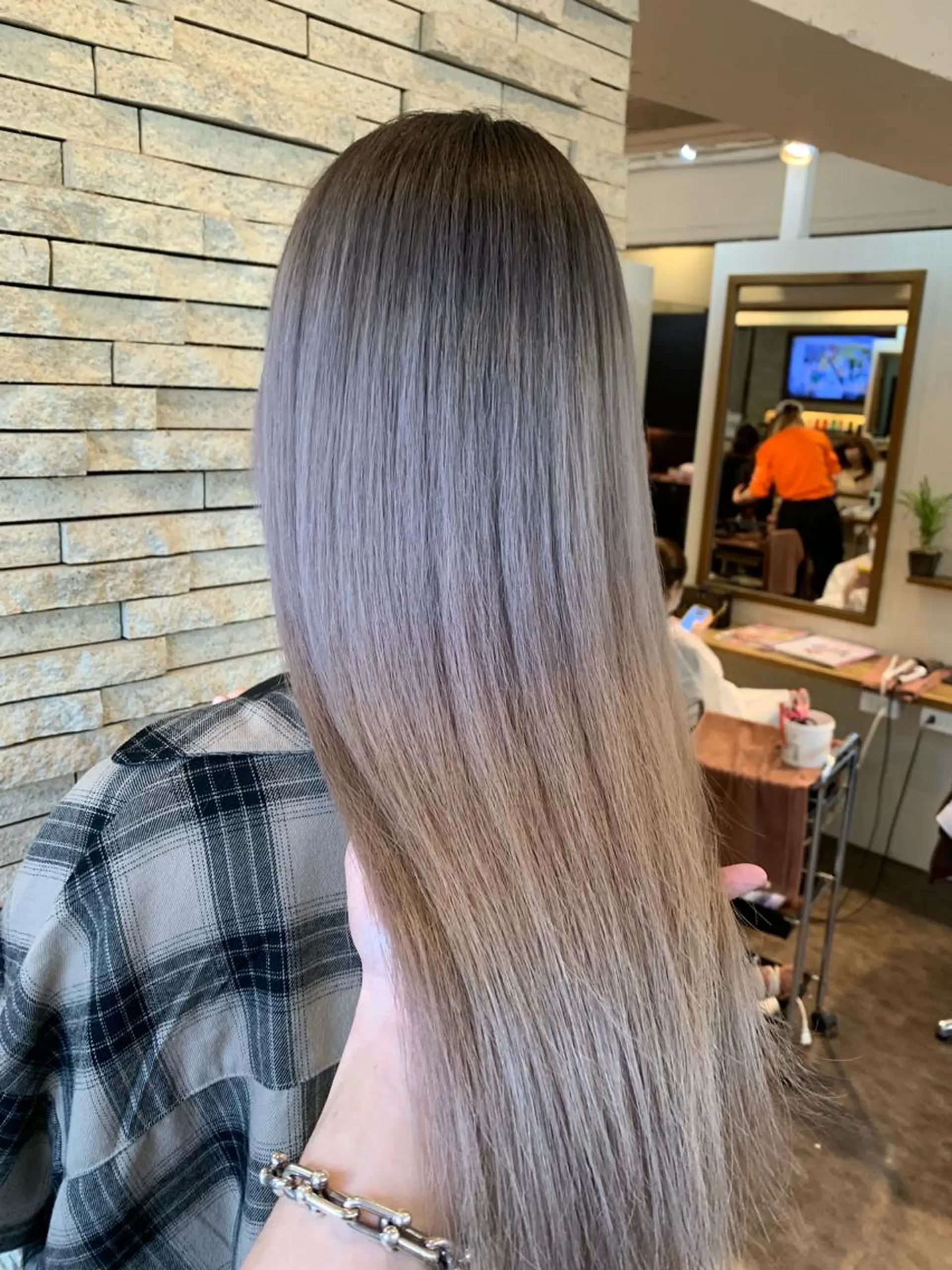 ロング カラー グラデーションカラー ハイライトカラー ハイライト かきあげバング ヘアカラー サロウィン千葉所属・サロウィン千葉店 Toshikiのヘアスタイル