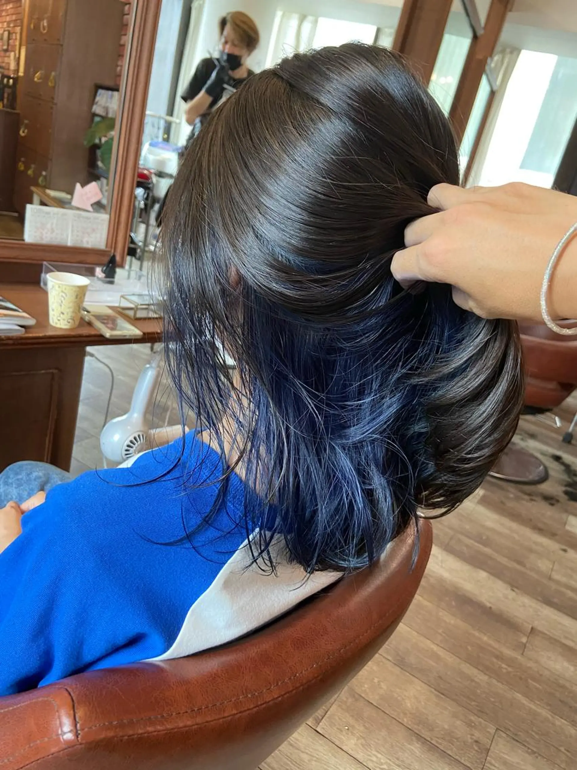 カラー ブリーチ ブルーカラー インナーカラー ネイビーカラー ロイヤルスイート所属・眞壁 華子のヘアスタイル