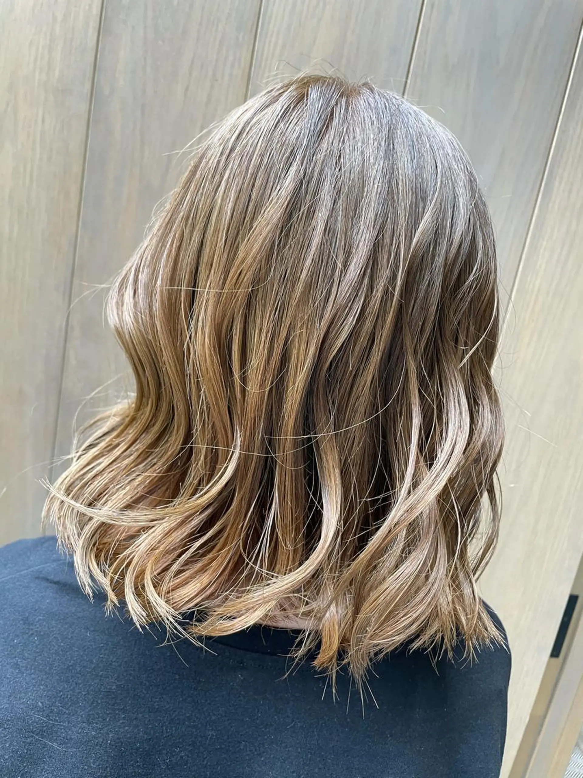 ミディアム カラー ヘアカラー ハイライトが 得意なニキです😊のヘアスタイル