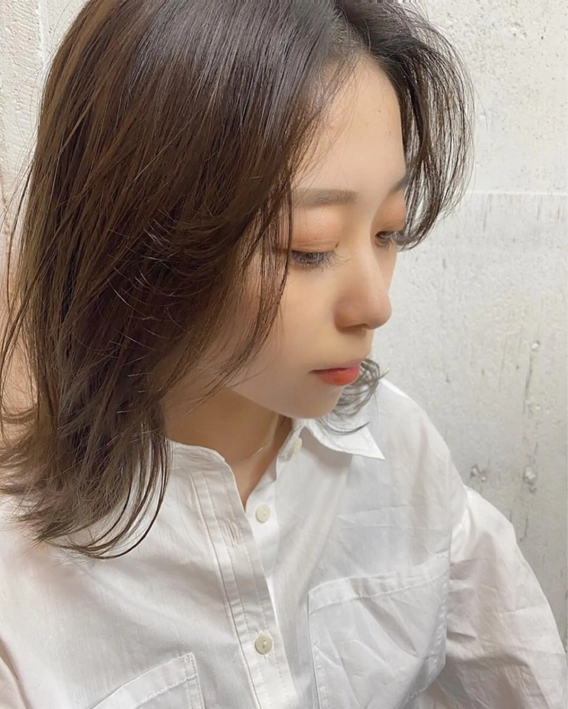 ミディアム カラー グレージュ イルミナカラー hisano / ハイトーン・透明感のヘアスタイル