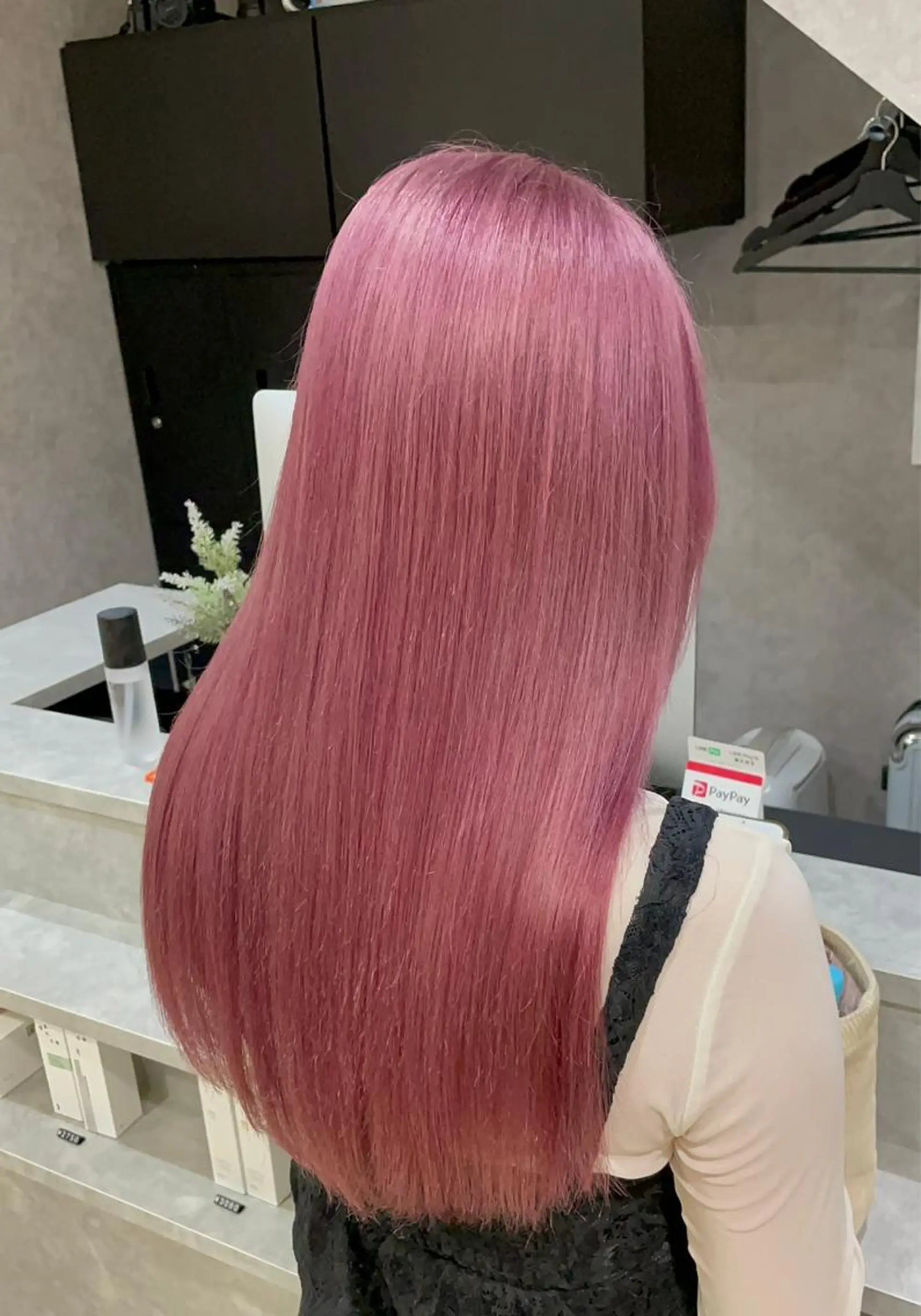 セミロング カラー ピンクカラー Taku ／ケアハイトーンのヘアスタイル