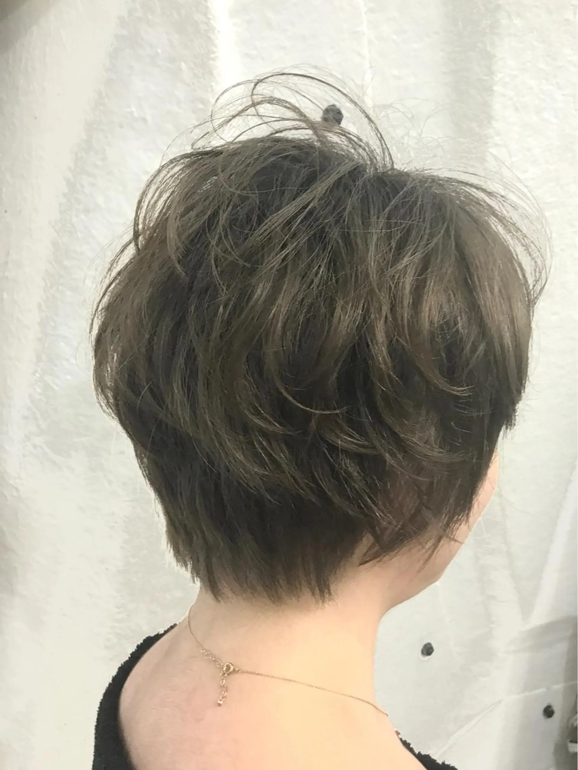 ショート カラー ヘアアレンジ ベージュカラー 透明感カラー FOLK所属・白髪ぼかしハイライト バレイヤージュヤマトのヘアスタイル