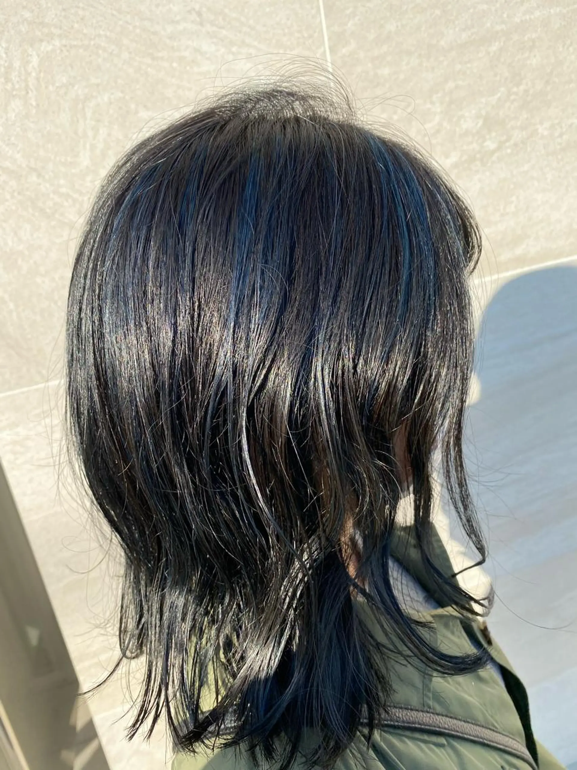ミディアム カラー 黒髪 ブルーカラー ブルーブラック 中川 茜里のヘアスタイル