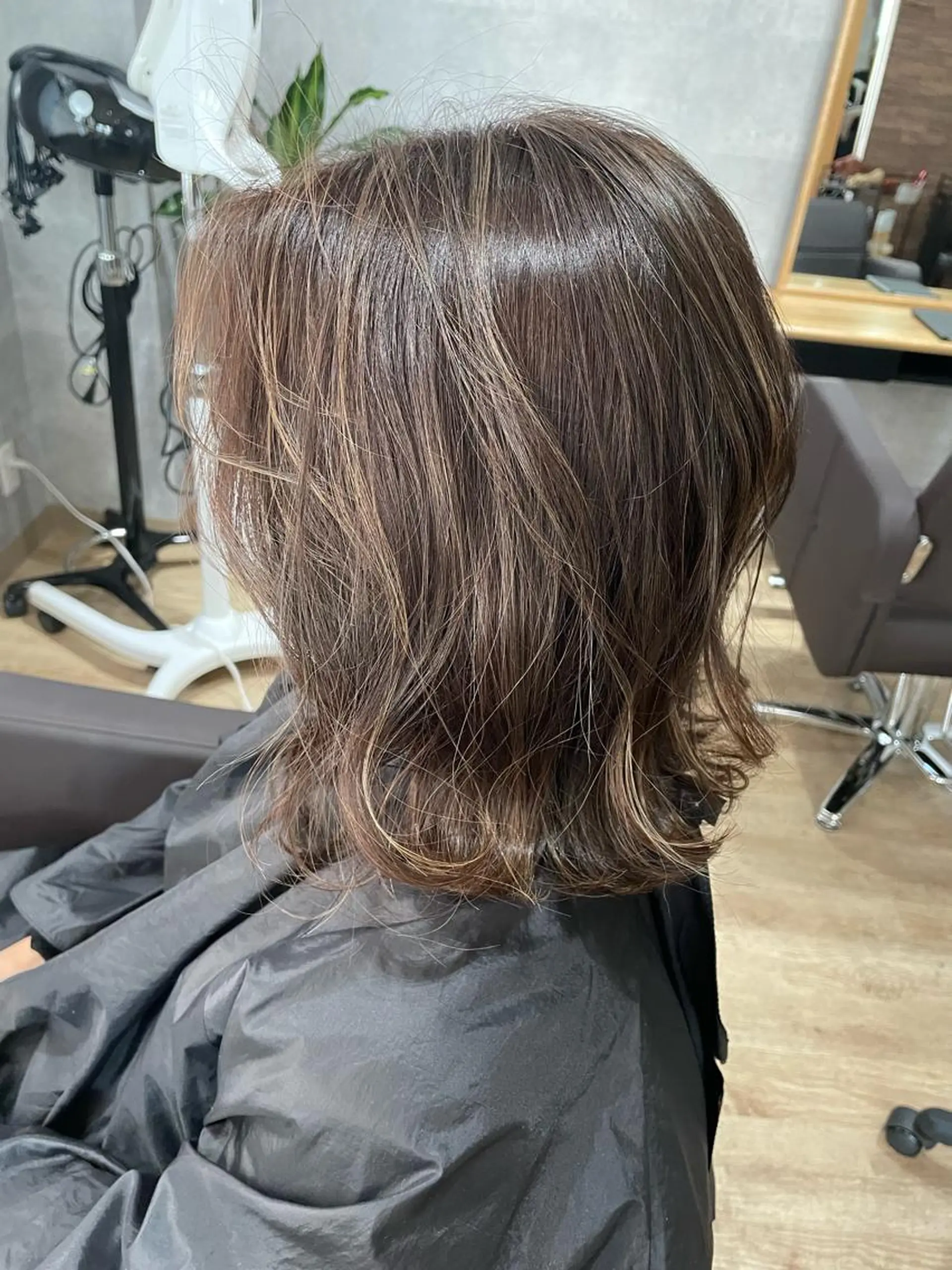 ミディアム カラー ハイライトカラー ハイライト カット ヘアカラー トリートメント 月200名以上担当 六甲徒歩30秒のヘアスタイル