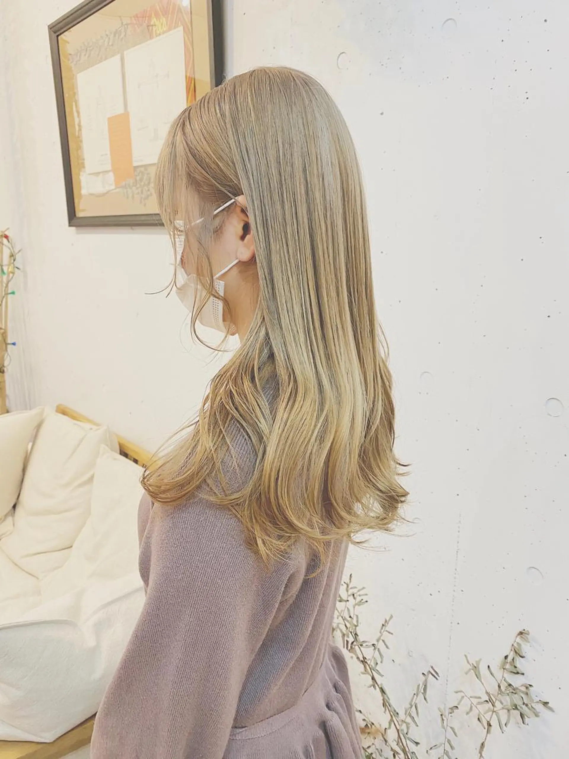 ロング カラー ブロンド ホワイトブロンド ヘアカラー トリートメント chama レイヤーカットのヘアスタイル
