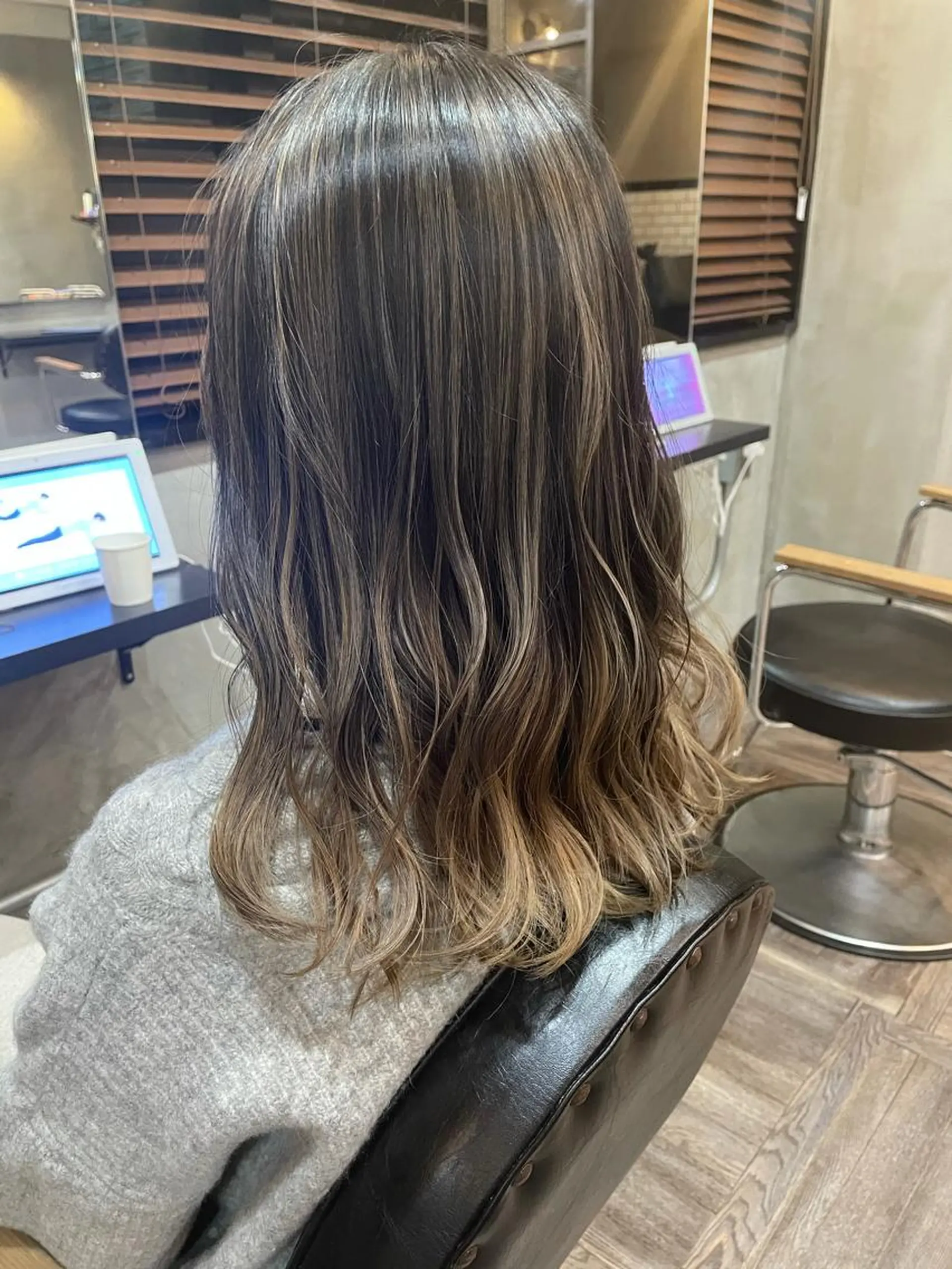 セミロング カラー バレイヤージュ レイヤーカット カット ヘアカラー トリートメント La fith 店長 城谷颯人のヘアスタイル