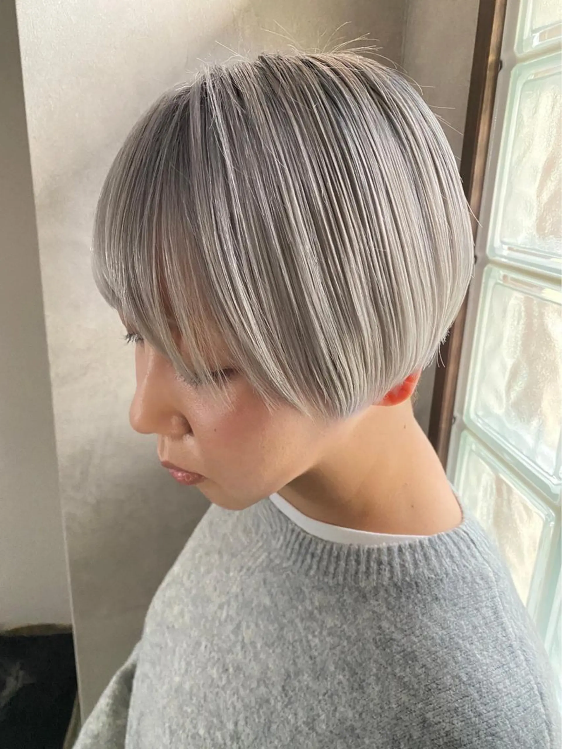 ショート カラー シルバー 黒木 栞のヘアスタイル