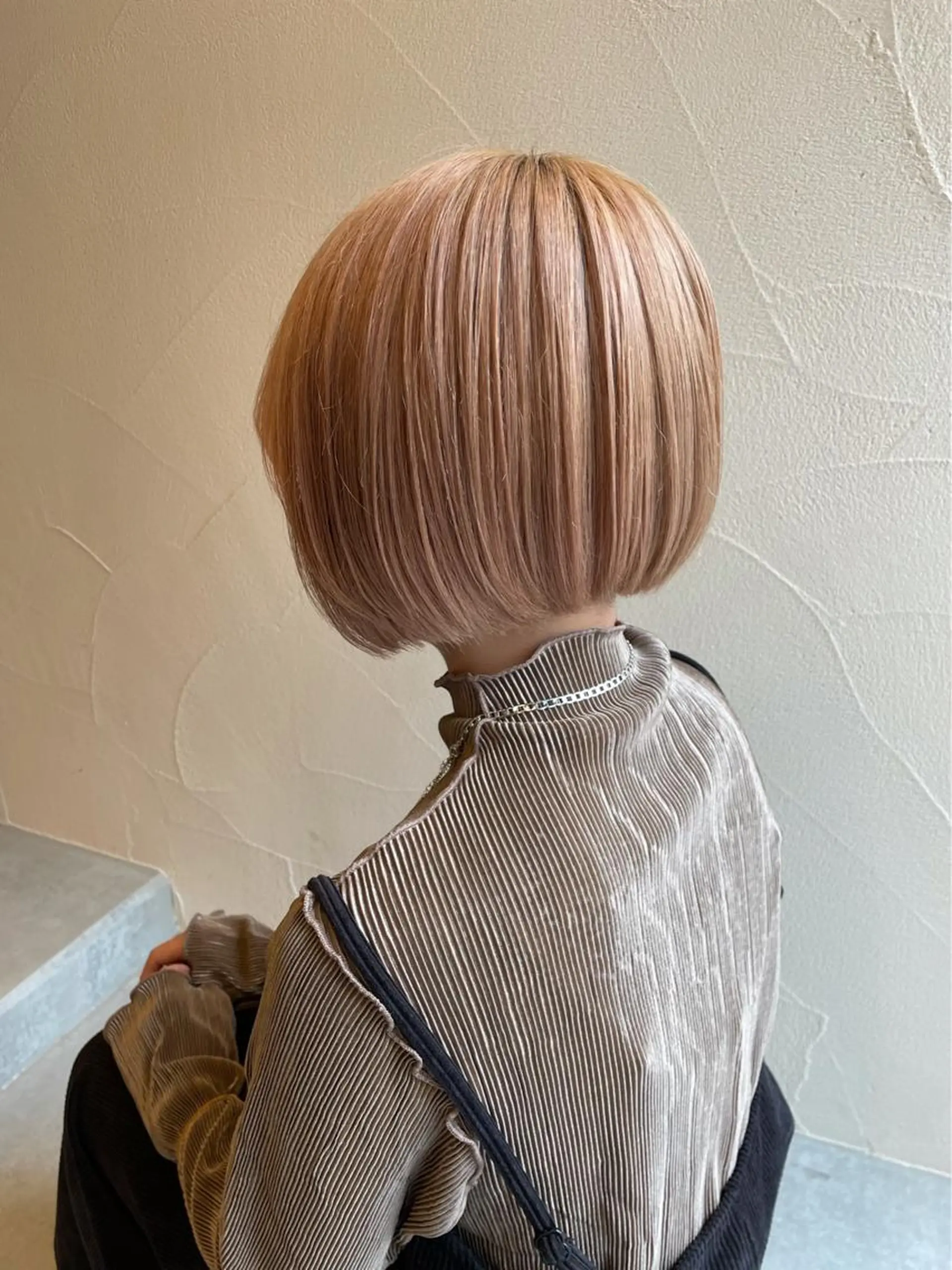 ショート カラー ベージュカラー ブリーチ ミルクティーベージュ 王子田 隼のヘアスタイル