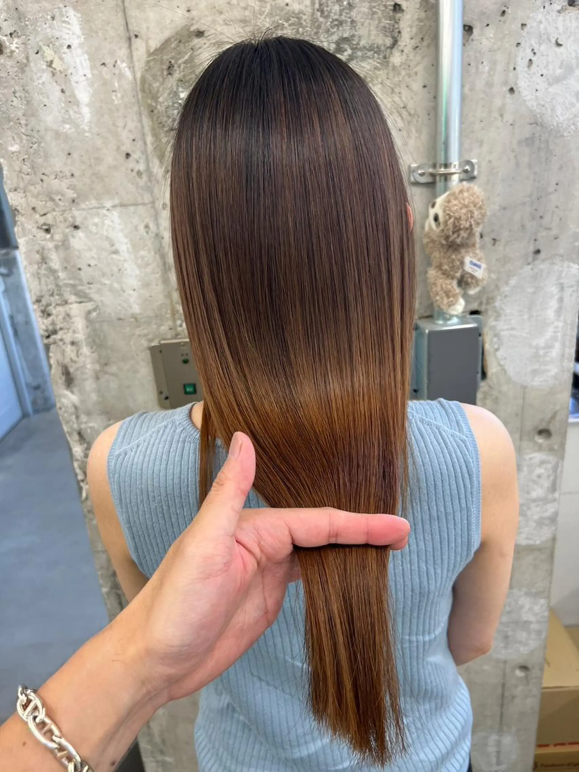 ロング ヘアアレンジ パーマ カラー ベージュカラー ブリーチ ケアカラー イヤリングカラー グレージュ カット トリートメント ヘッドスパ ヘアケア特化型サロン newi 京橋のヘアスタイル