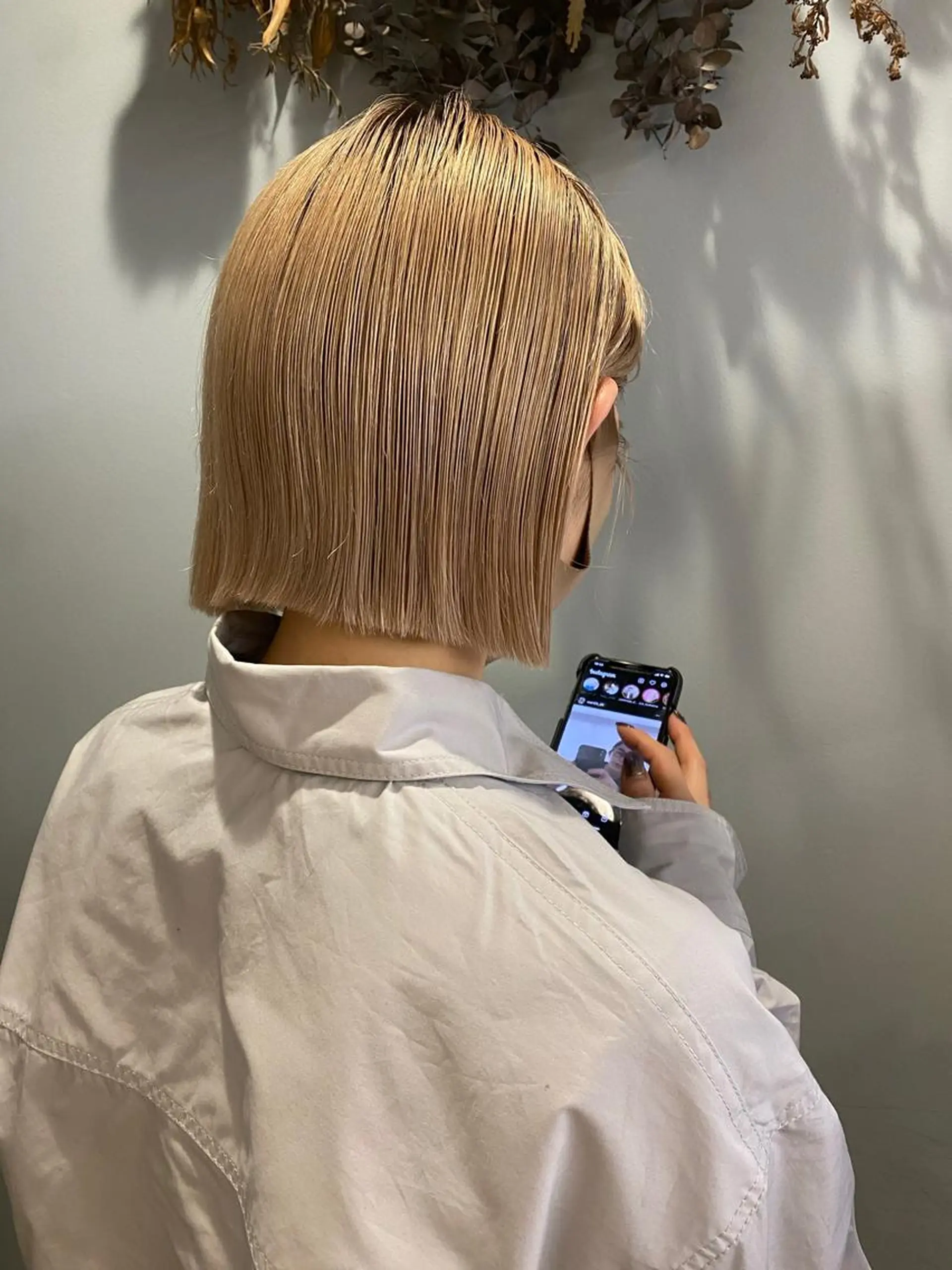 ショート カラー ベージュカラー ミルクティーベージュ tomoe 艶カラー💗🪽のヘアスタイル