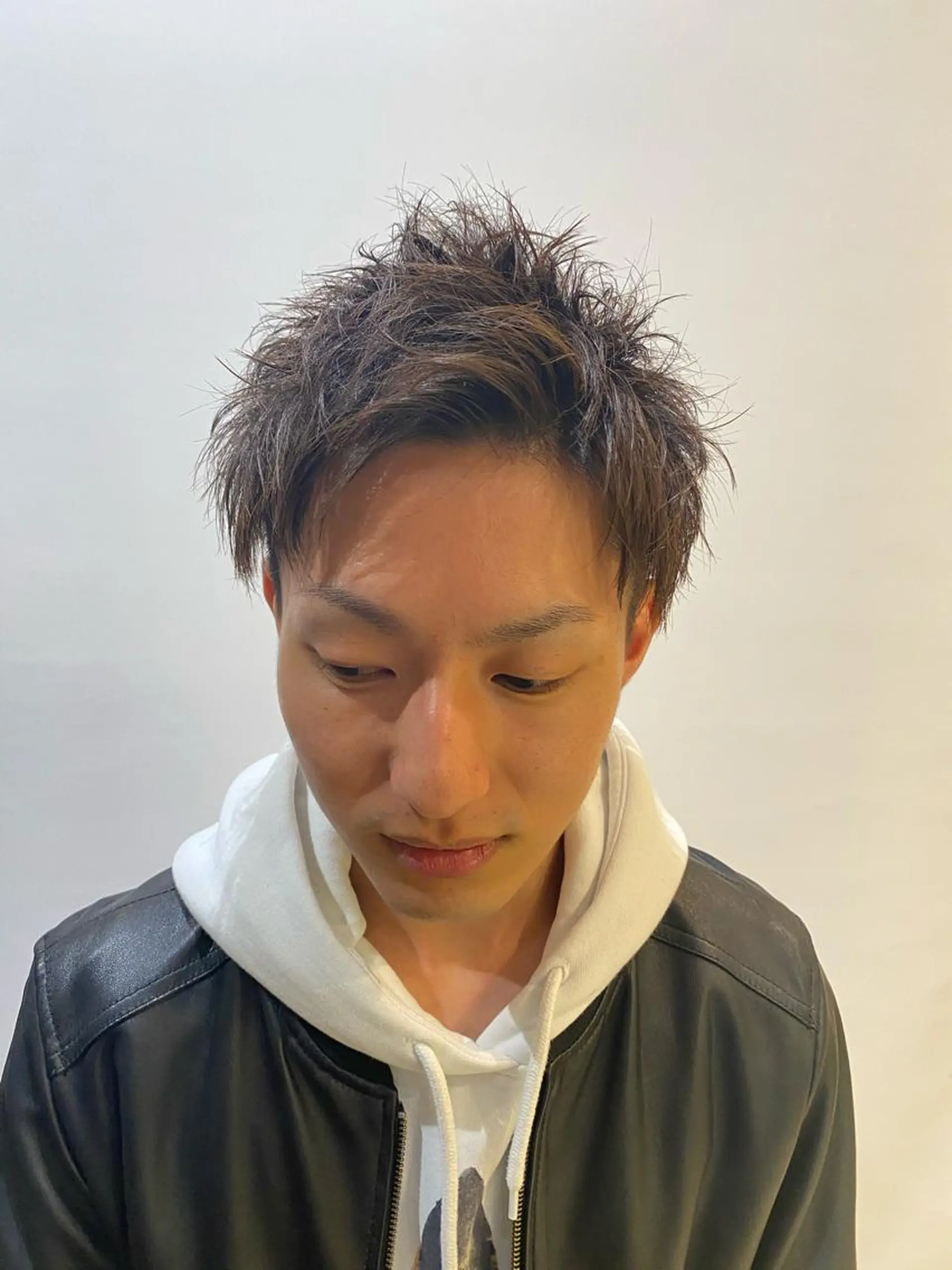 ショート メンズ アップバング カット 三ノ宮フェザーパーマ 蕃本 啓利のヘアスタイル