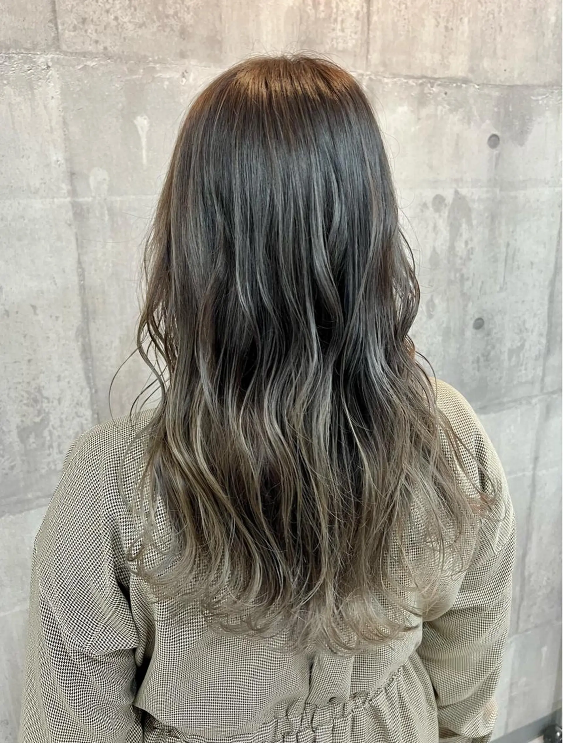 ロング カラー バレイヤージュ ベージュカラー ホワイトベージュ レイヤーカット カット ヘアカラー トリートメント レイヤー/韓国 ハイトーン興津史弥のヘアスタイル