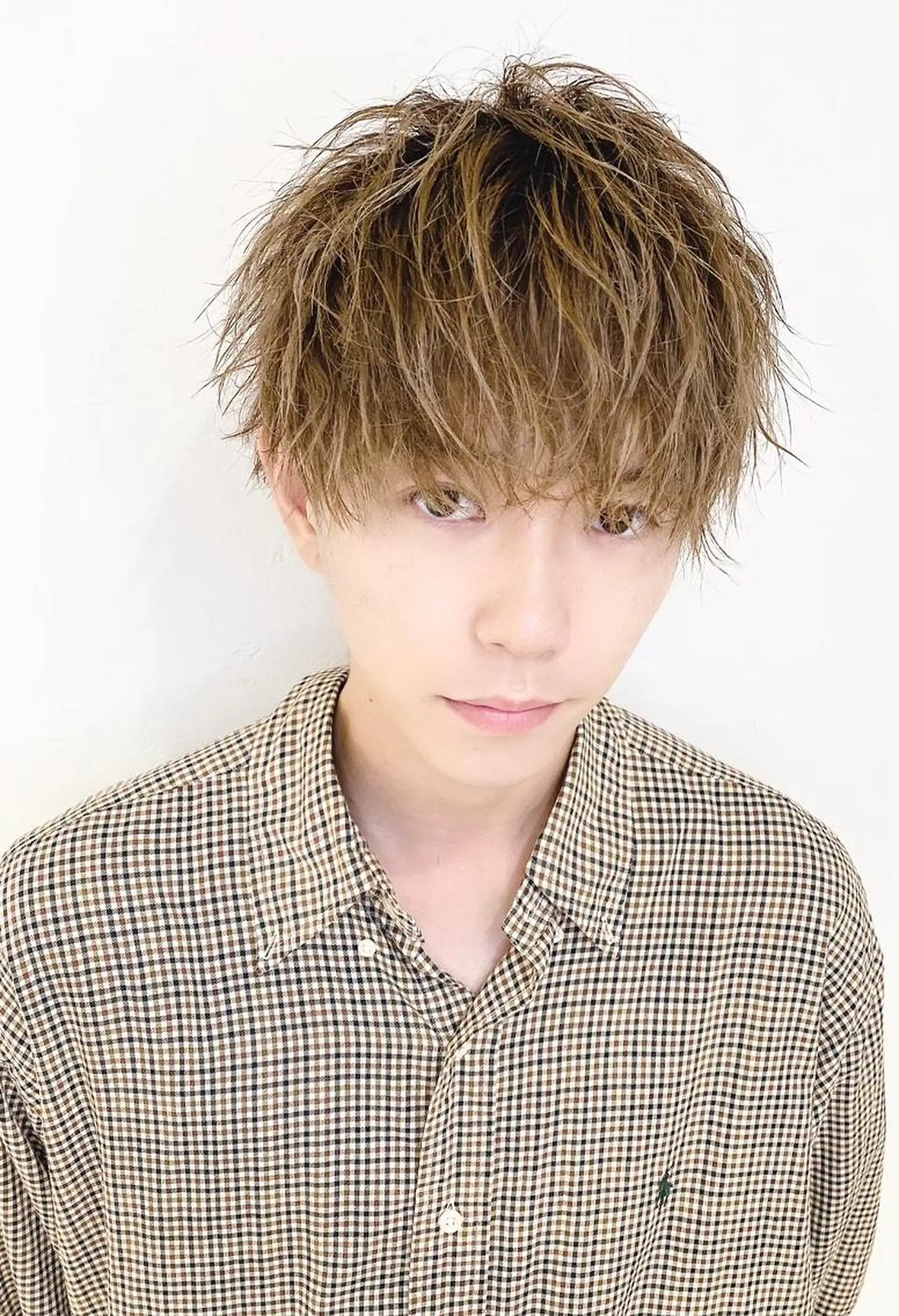 メンズ メンズバレイヤージュ メンズブリーチ センターパート メンズハイライト メンズインナーカラー カット ヘアカラー ＿WHITE鳳店 アンダーバーホワイトのヘアスタイル