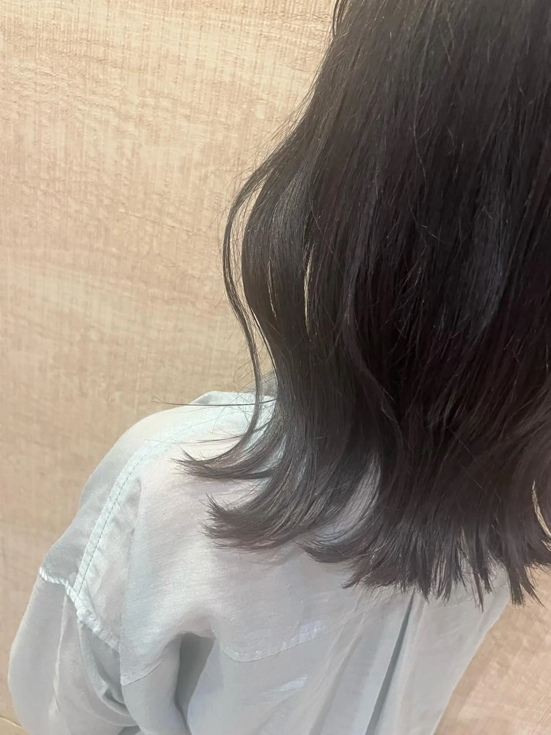 セミロング カラー 黒髪 ブリーチ ブルーカラー ブルーブラック 新宿 似合わせカラー HINAのヘアスタイル