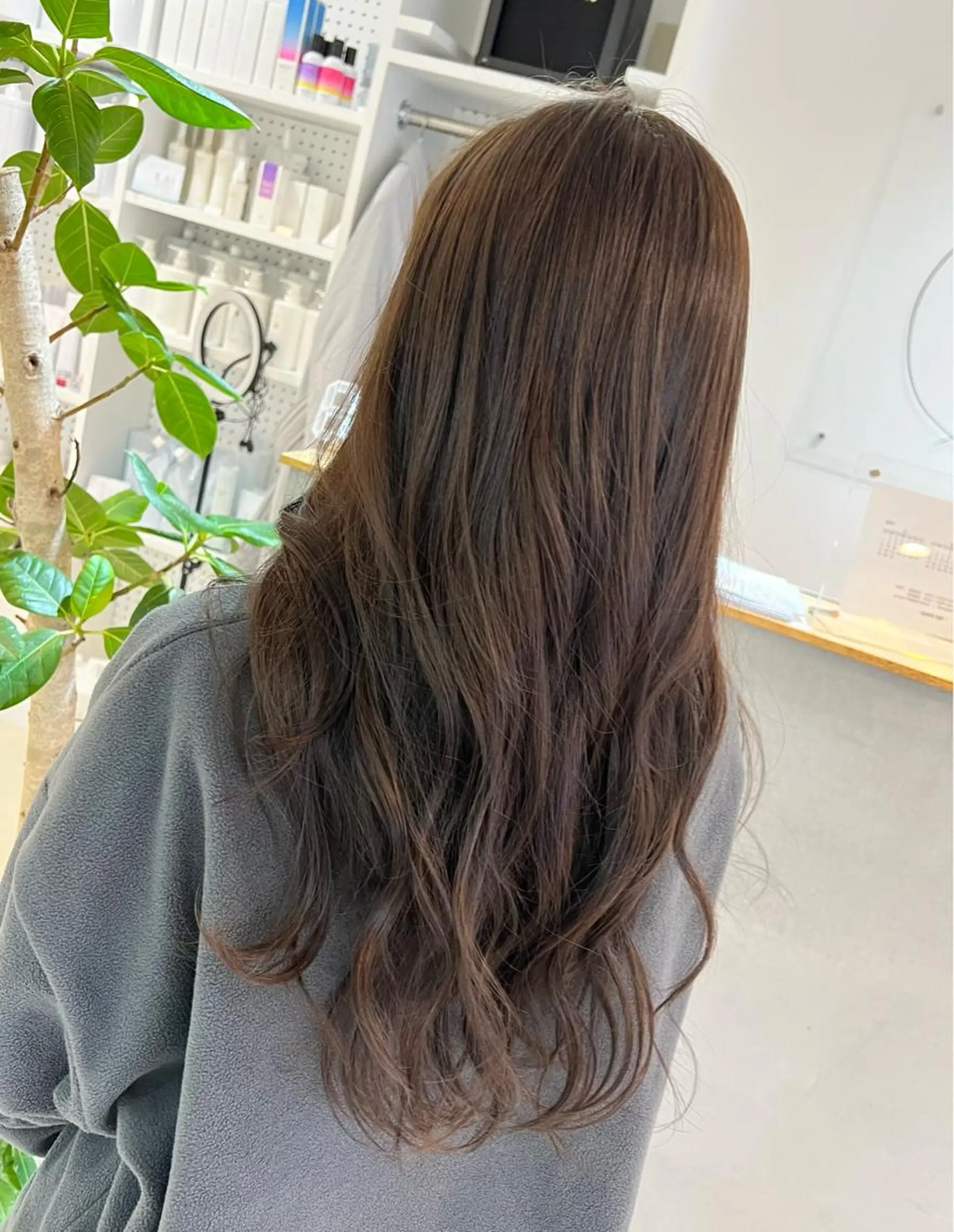 ロング アッシュ ヘアカラー カドムラ モエのヘアスタイル