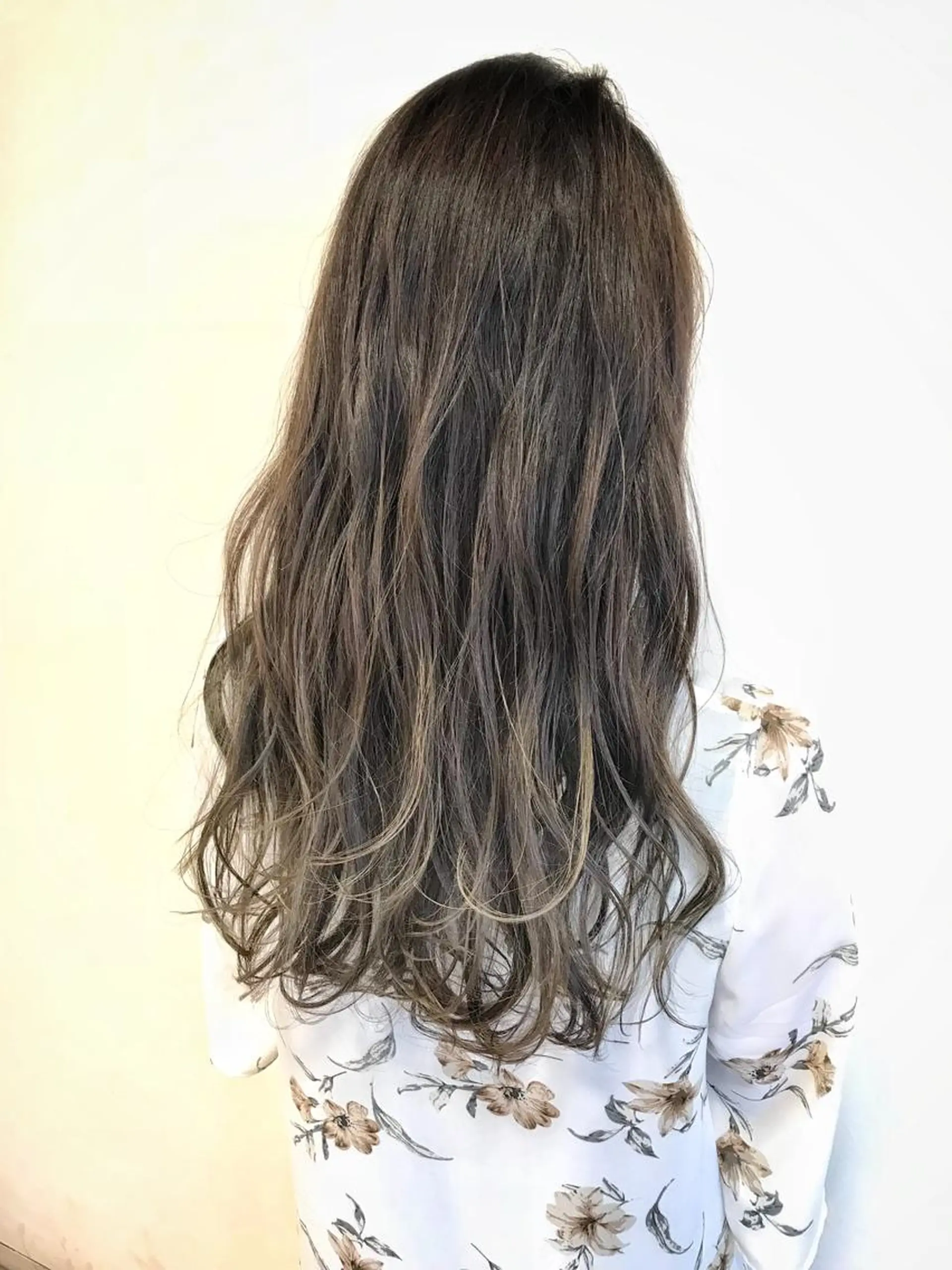 ロング カラー グラデーションカラー ハイライトカラー イルミナカラー ハイライト カット パーマ chiyo yasuのヘアスタイル