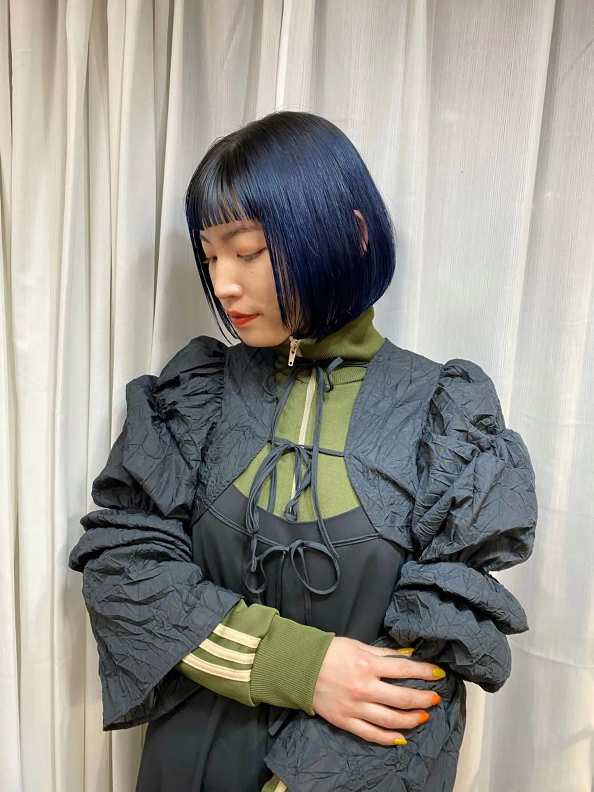 ミディアム カラー ヘアアレンジ 黒髪 ブルーカラー ブルーブラック ネイビーカラー ボブ カット ヘアカラー トリートメント 韓国ヘア×髪質 改善🇰🇷シオリのヘアスタイル