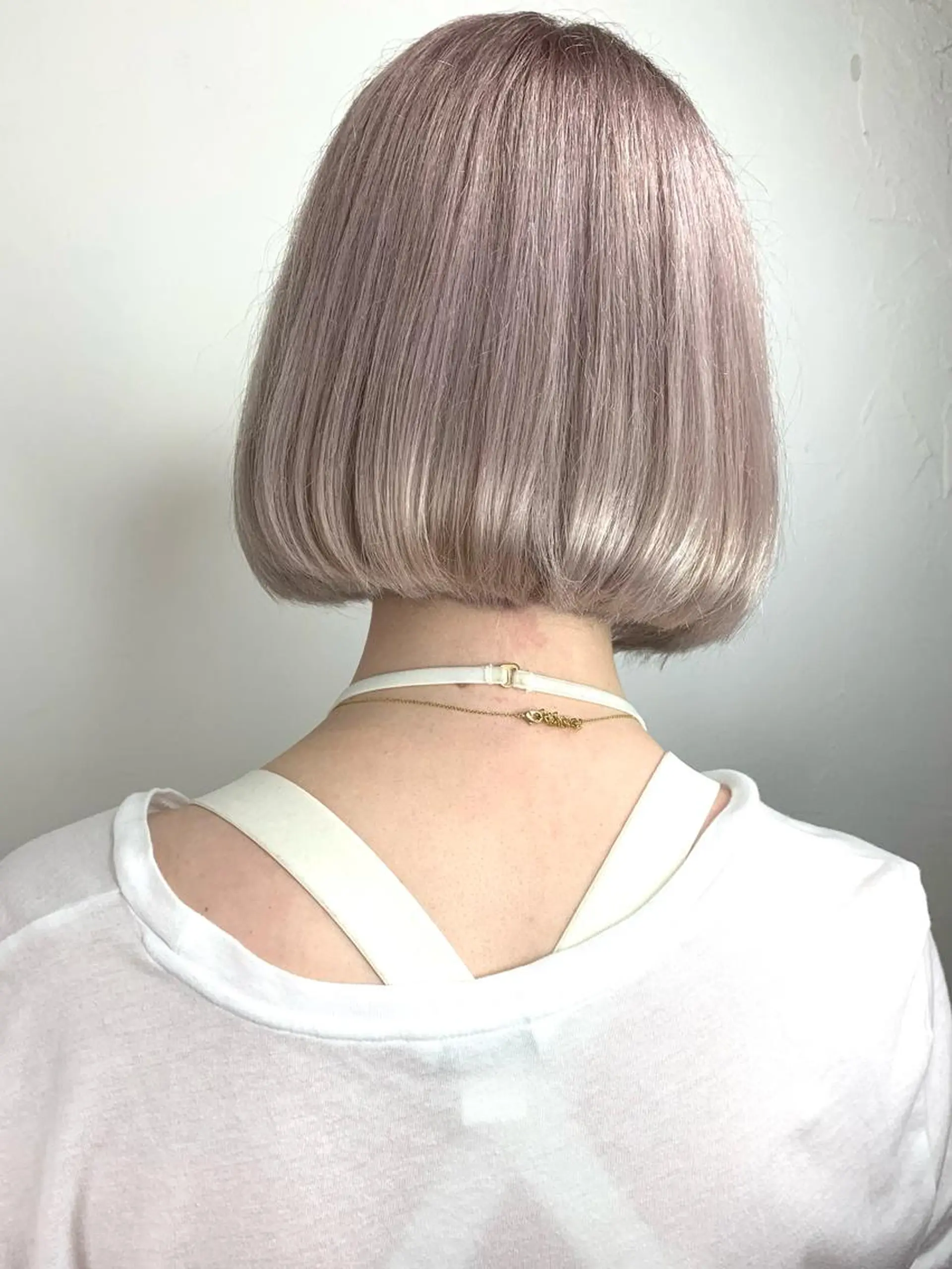 ショート カラー 切りっぱなしボブ ショートボブ ベージュカラー ブリーチ ブロンド ヘアカラー トリートメント a moment(モーメント)所属・蔵前 デザインカット KOBAYASHIのヘアスタイル