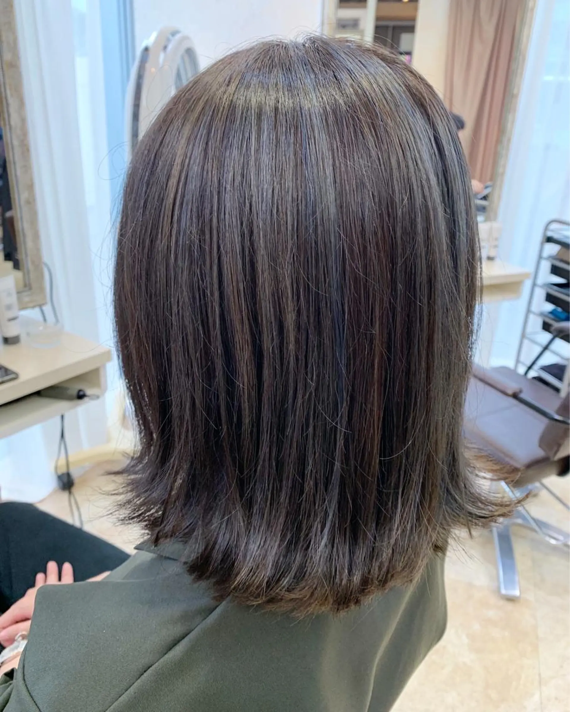 ミディアム カラー パーマ ヘアアレンジ メンズ キッズ ネイル マツエク・マツパ 結婚式・ブライダル ミディアムパーマ メンズバレイヤージュ センターパート メンズハイライト 角床直哉 カラーカットNO 1のヘアスタイル