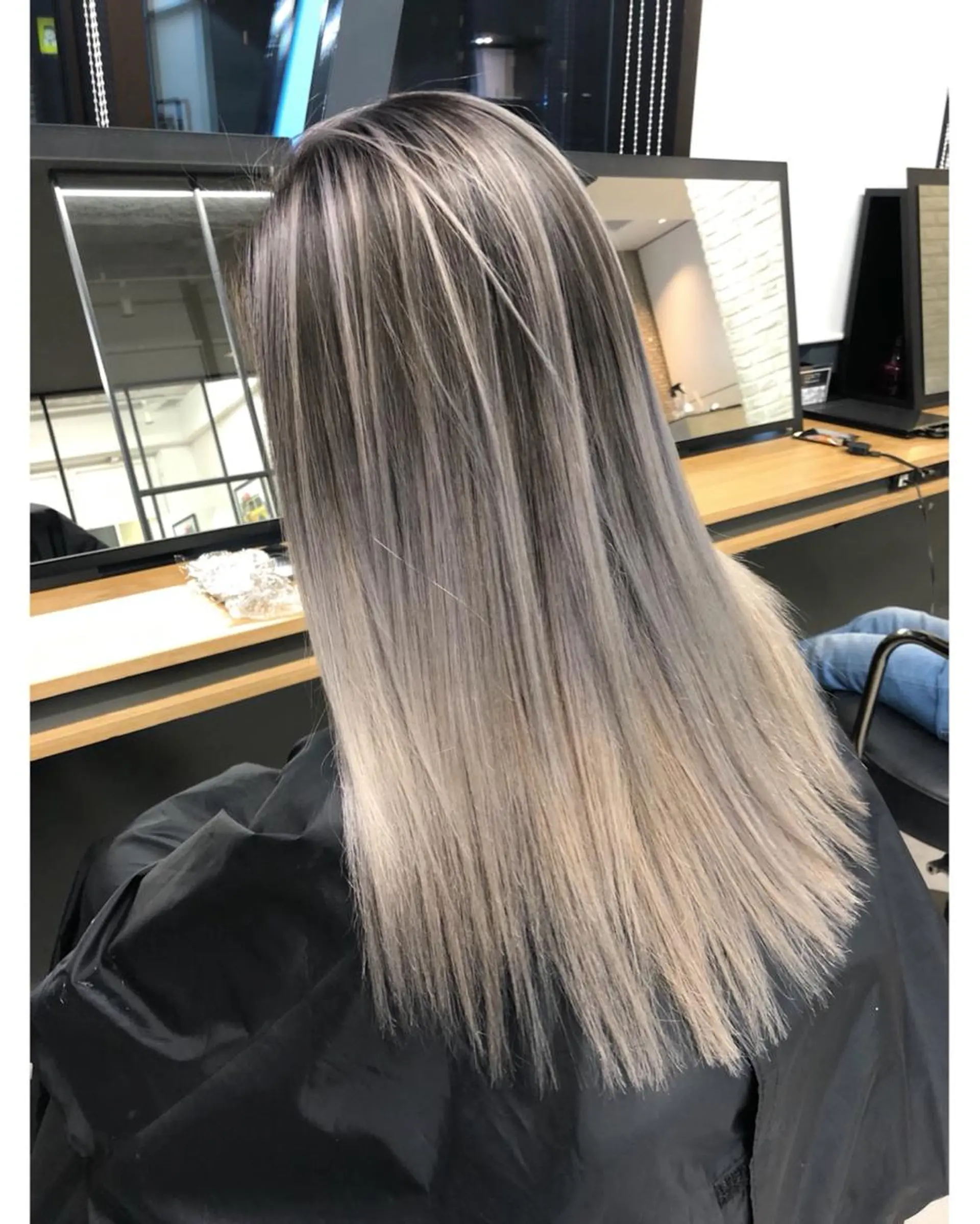 セミロング ヘアカラー 顔タイプ診断®︎ ハイトーンカラーのヘアスタイル