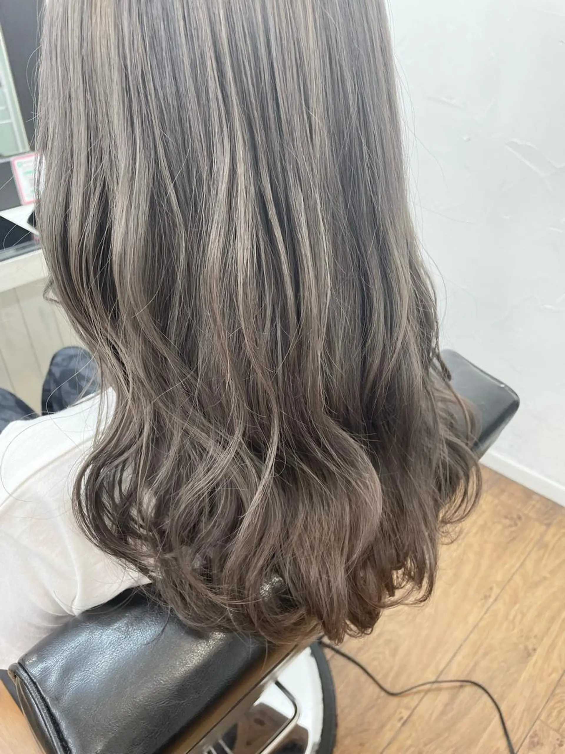 ロング カラー ベージュカラー ブリーチ 青木 優歩のヘアスタイル