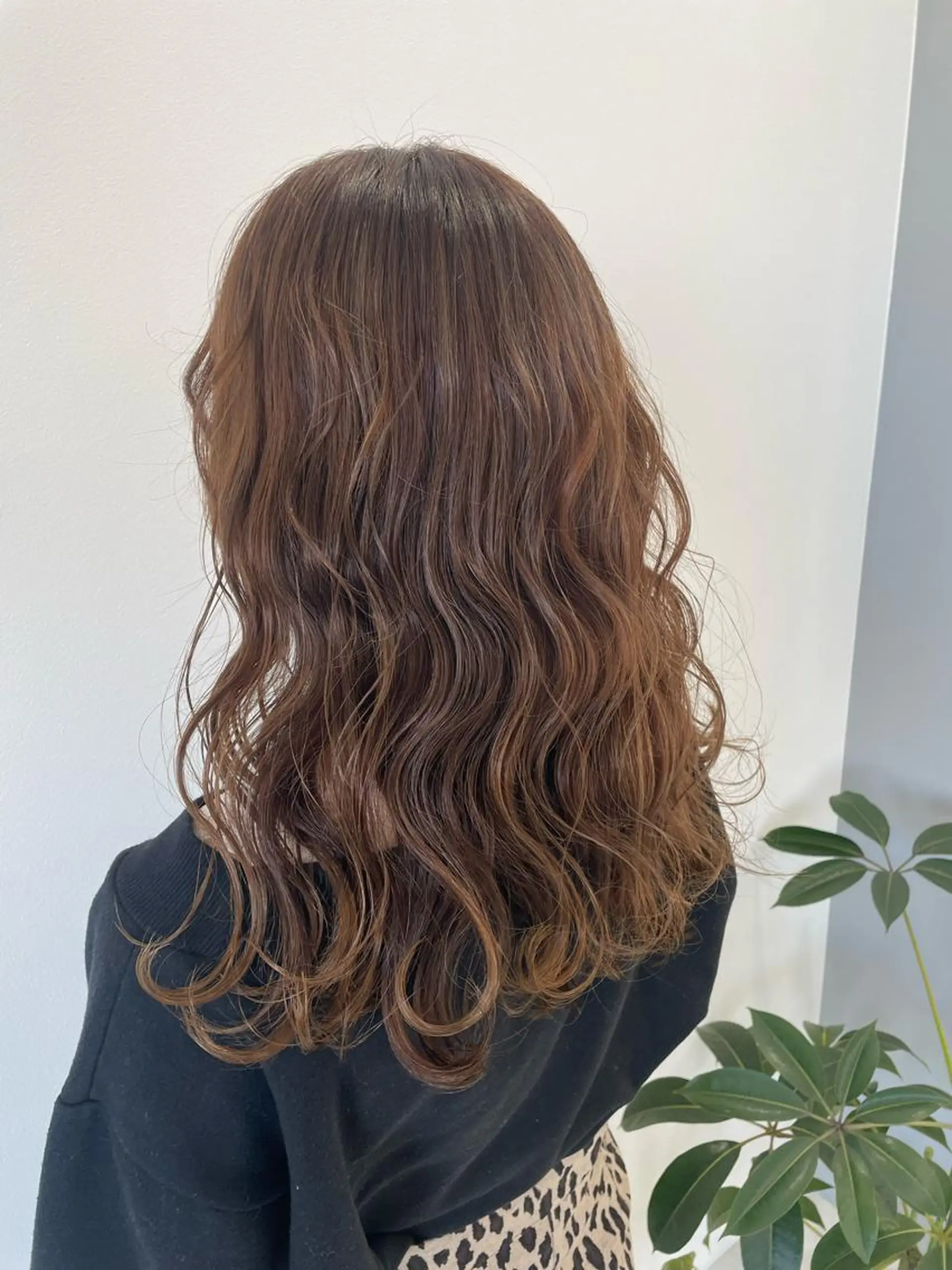 カラー ブリーチ・縮毛矯正 ハイトーン・三島佳音のヘアスタイル