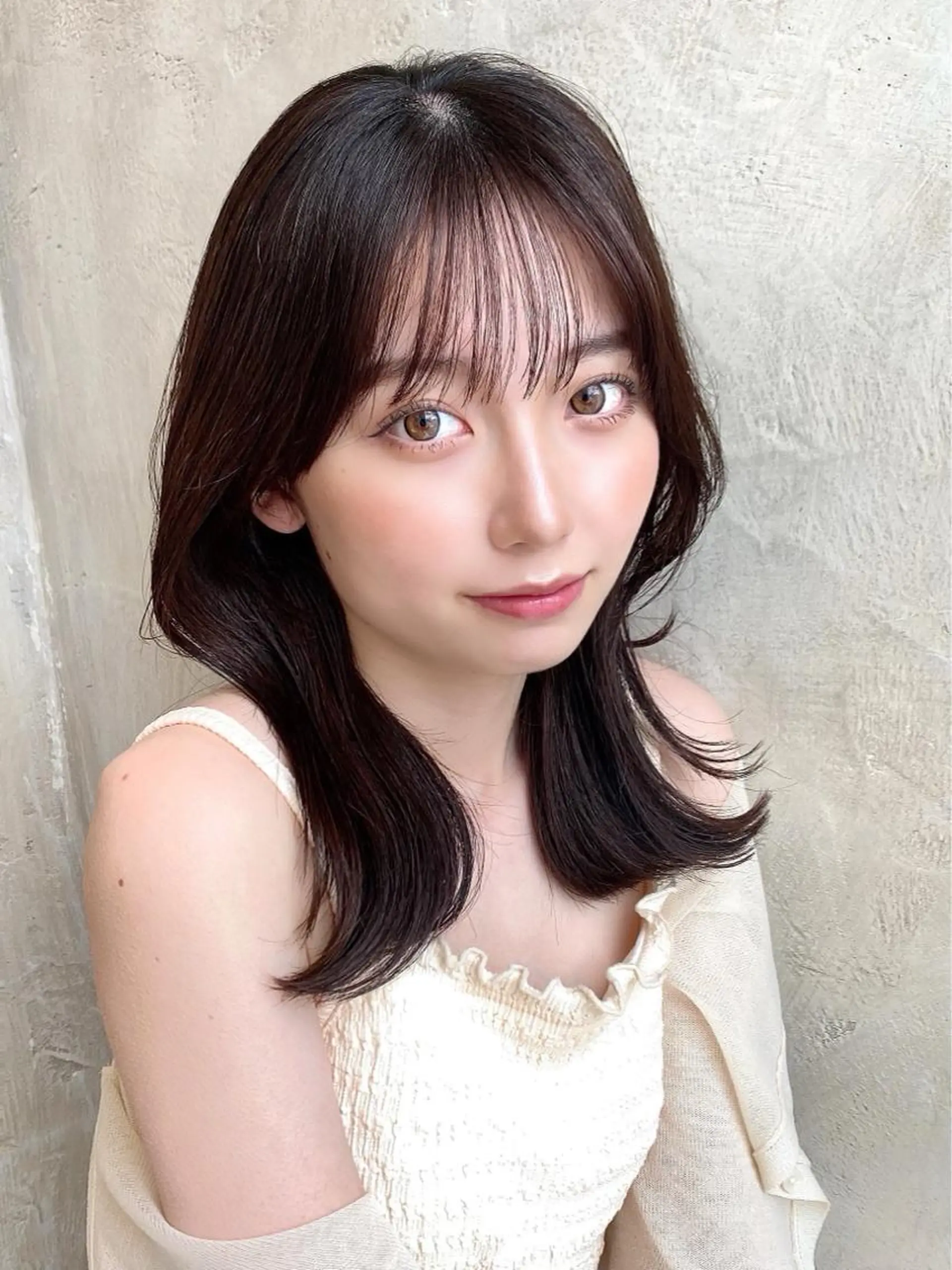 ミディアム カラー ミディアムレイヤー ベージュカラー ブラウンカラー ブラウンベージュ くびれヘア カット ヘアカラー トリートメント 顔周り/くびれヘア 韓国ヘア💕風間るなのヘアスタイル