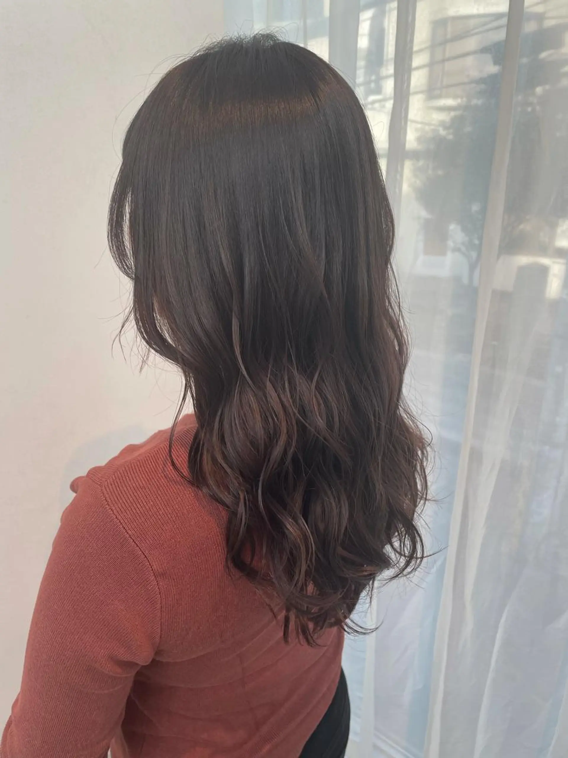 セミロング カラー ARMONY所属・縮毛矯正、コテ巻き風 パーマのプロ、横山のヘアスタイル