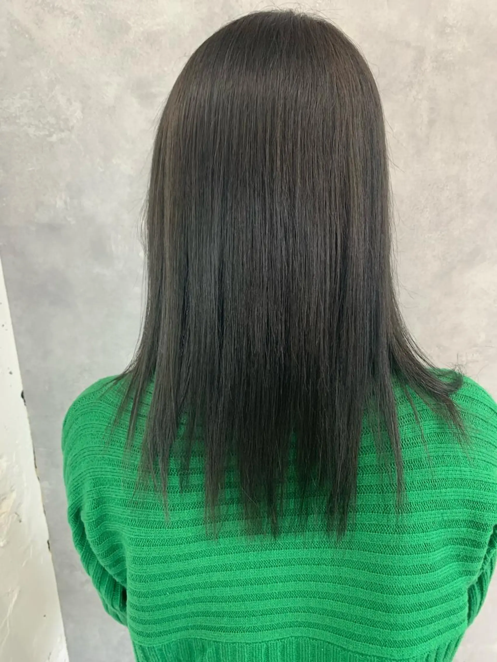 セミロング カラー ダークグレー トリートメント チバ ヒロトのヘアスタイル