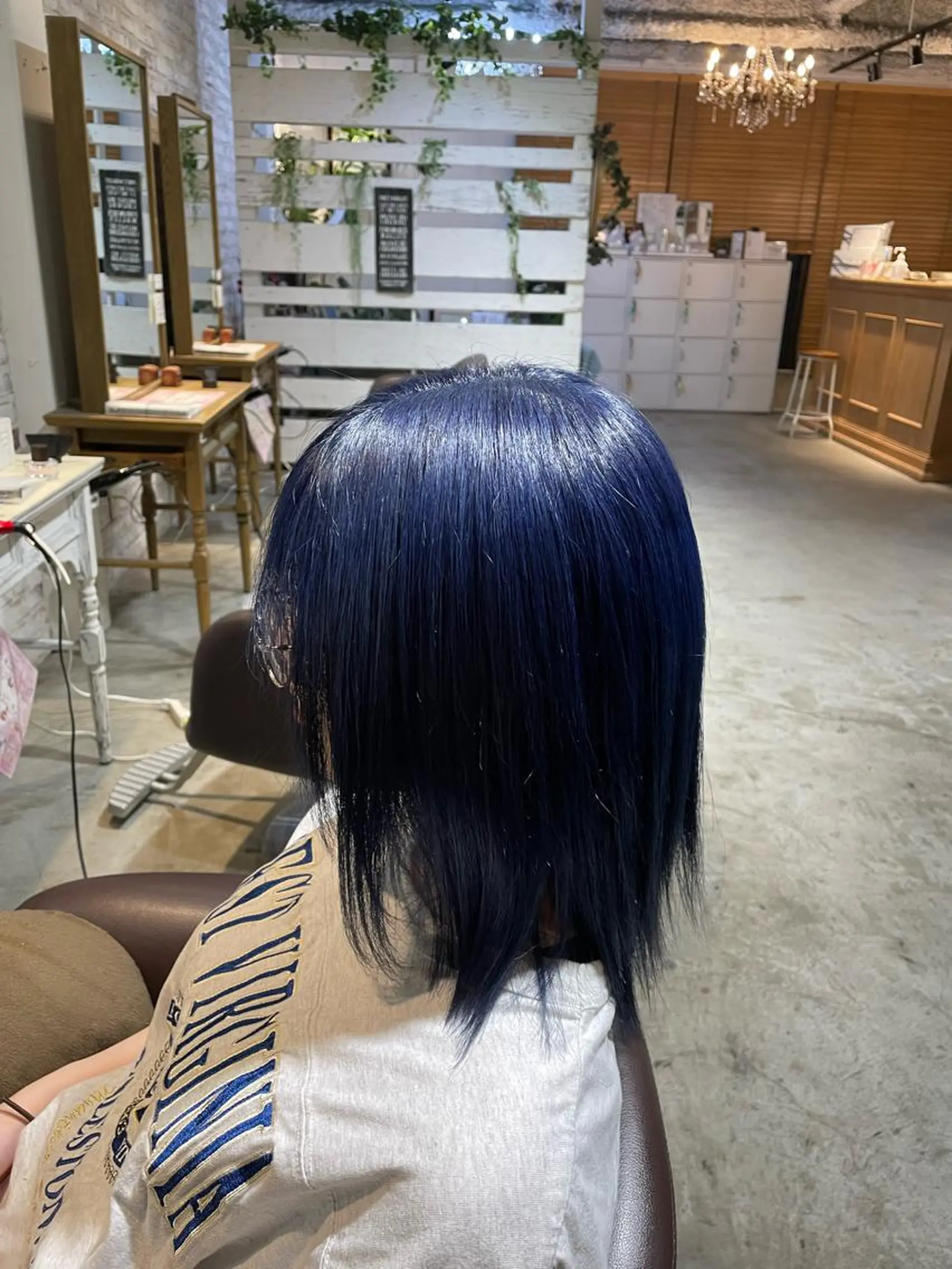 カラー ダブルカラー ネイビーカラー シルバー 三澤 優音のヘアスタイル