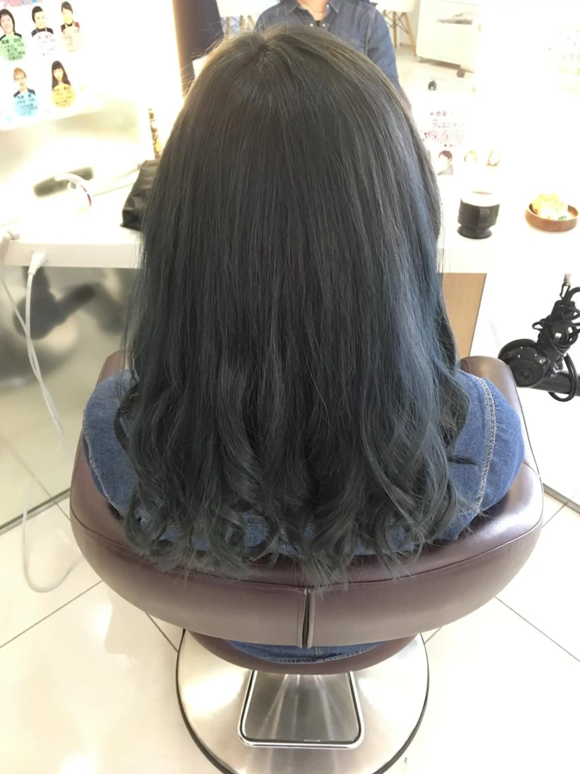 ミディアム カラー アディクシーカラー ブリーチ ブルーカラー ブルージュ 広がり毛特化 頭身浴/ 中田のヘアスタイル