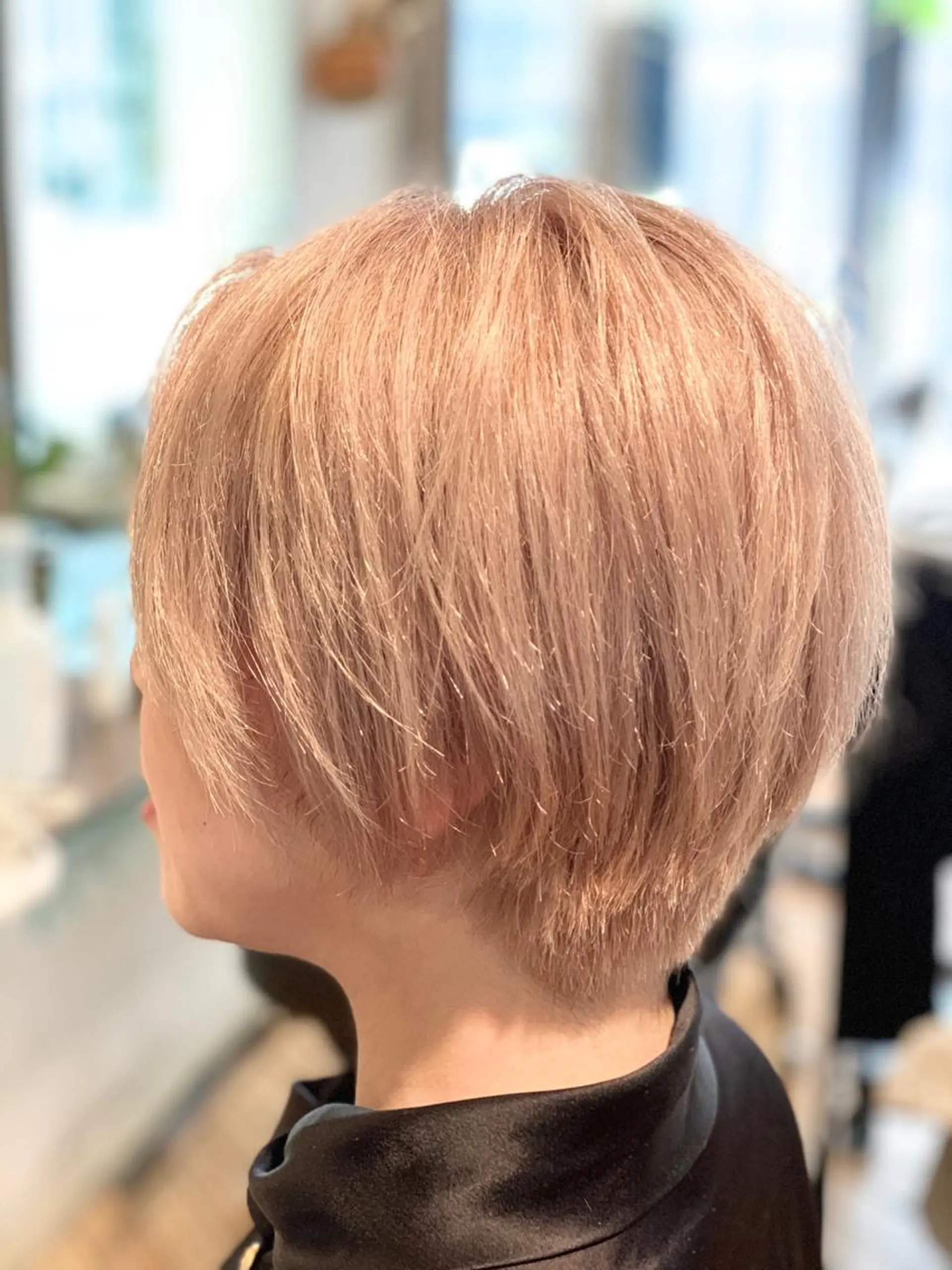 ショート カラー ベージュカラー ブリーチ ヘアカラー brut(ブリュット)所属・秋葉 一郎のヘアスタイル