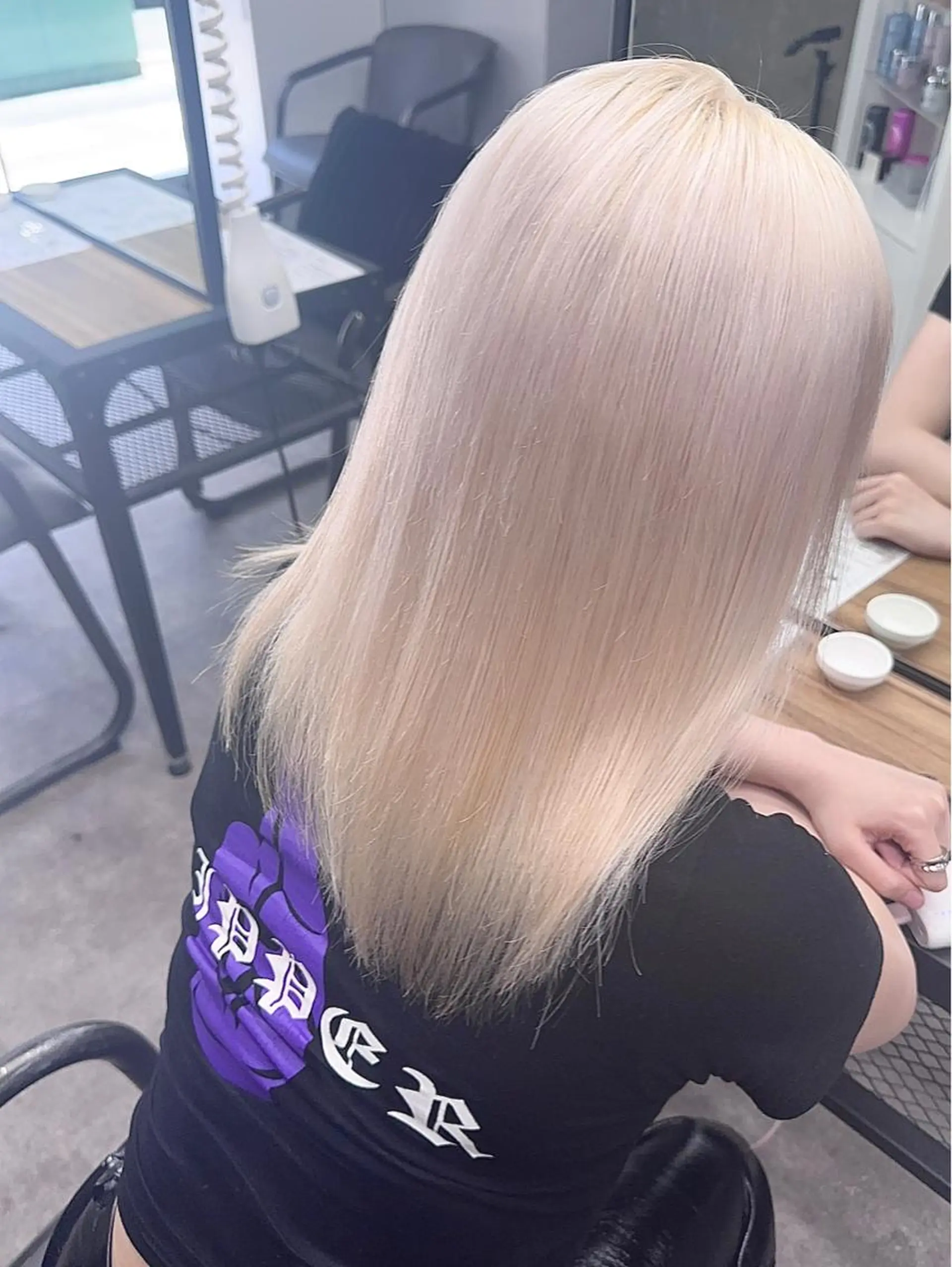ロング 前髪カット🩶レイヤ ー🩶ハイトーン🩶のヘアスタイル