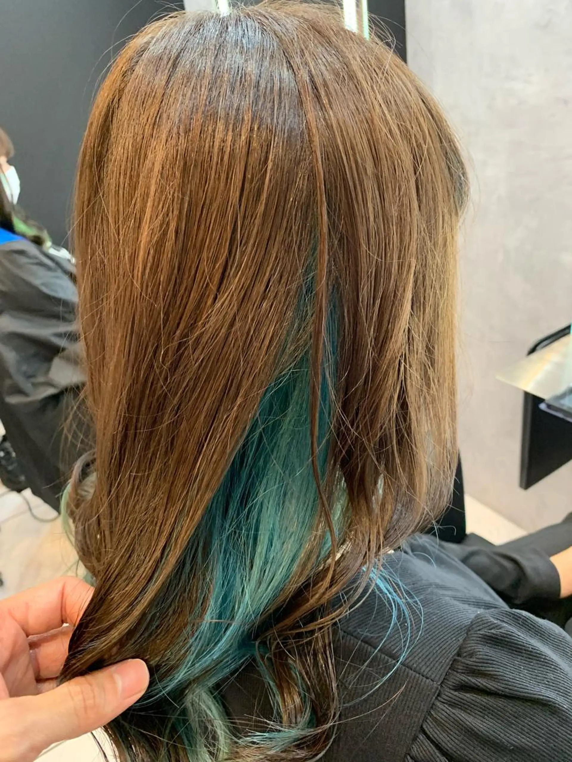 ロング カラー エメラルドグリーン 透明感/ブリーチ縮毛 /髪質改善/星野純一のヘアスタイル
