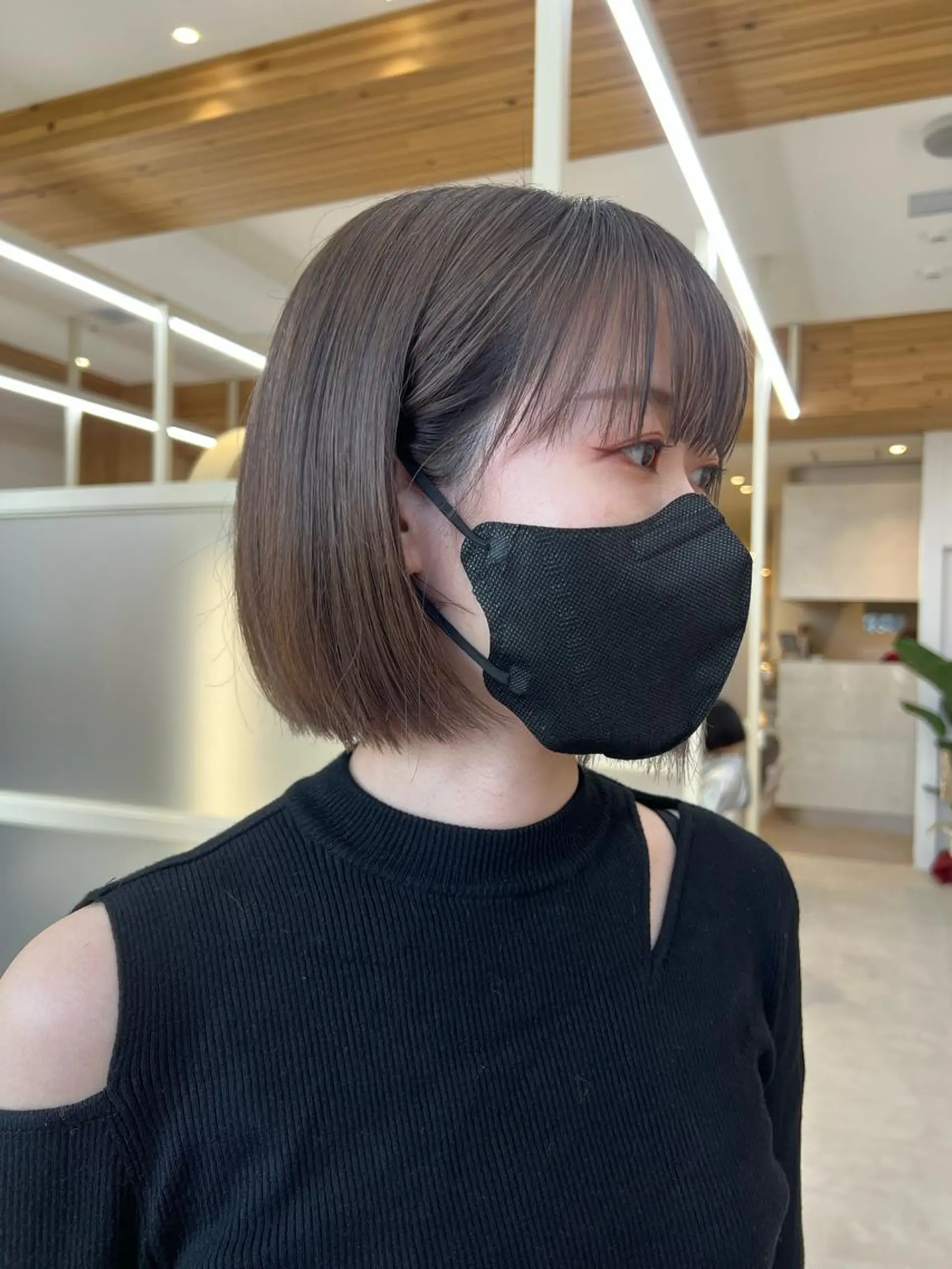 ショート カラー 切りっぱなしボブ 前下がりボブ ブリーチ グレージュ ハイトーンカラー カット ヘアカラー トリートメント ニュアンスレイヤー ハイトーンカラーのヘアスタイル